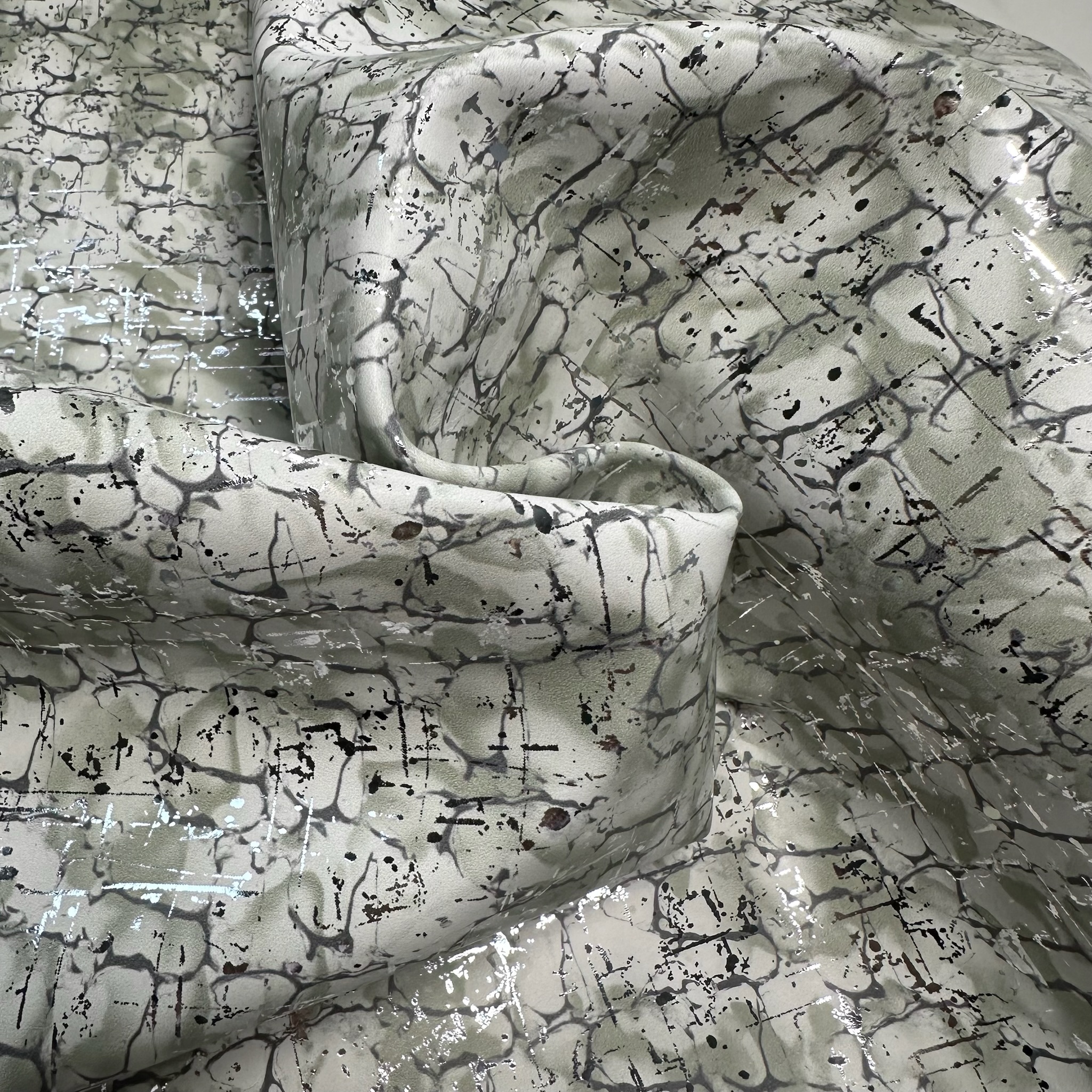 Schuh- & Taschenleder „Abstract Silver Smoke“ – Lammnappa mit Metallic-Print Pastell Grün