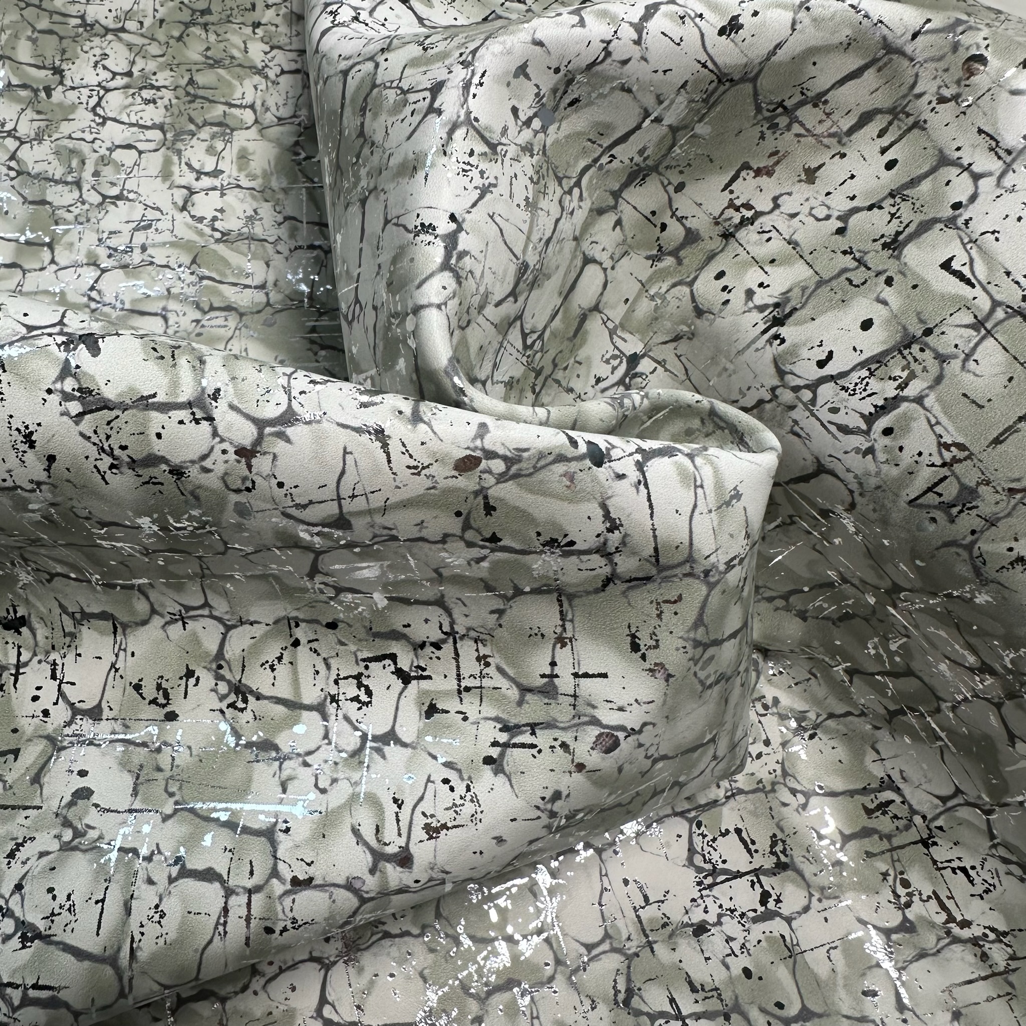 Schuh- & Taschenleder „Abstract Silver Smoke“ – Lammnappa mit Metallic-Print Pastell Grün