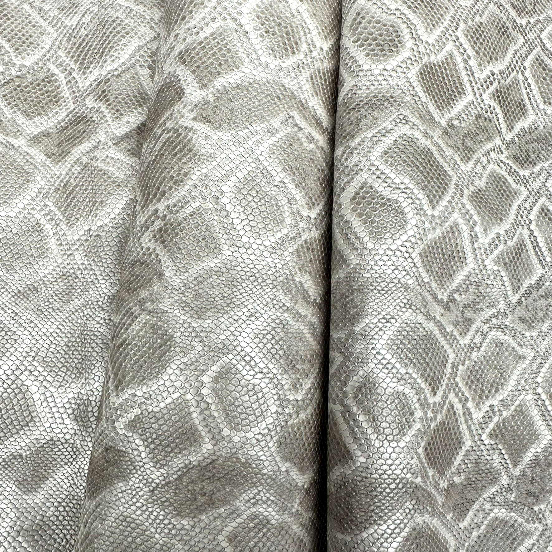 Schuh- & Taschenleder „Python Grau-Weiß“ – Rindleder mit 3D-Reptilprägung & Metallic-Schimmer