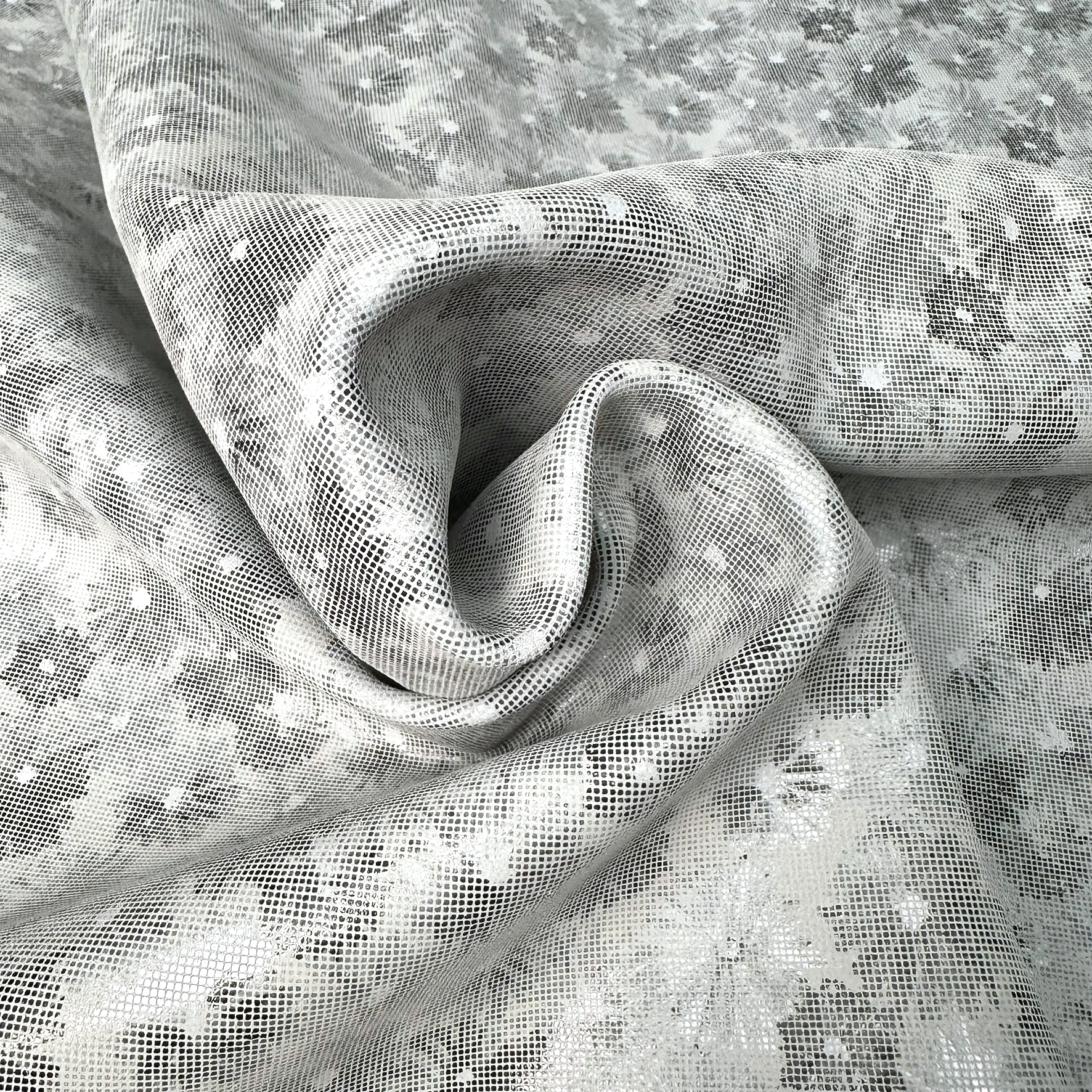 Schuh- & Taschenleder „Monochrome Blumen mit Silberglanz in Pixeloptik “ – Nubuk-Rindleder mit Folierung