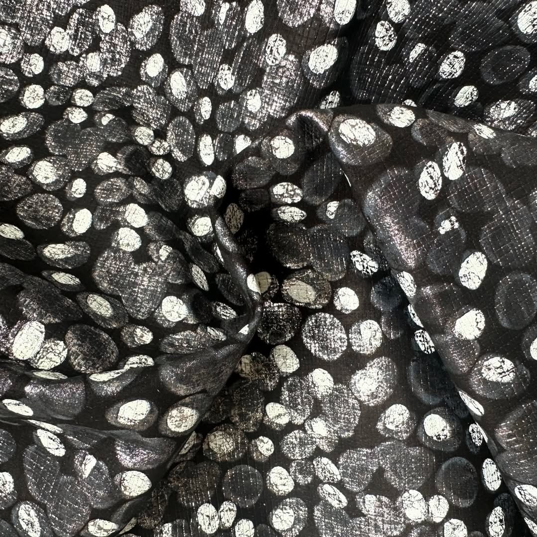 Schuh- & Taschenleder „Weiße Punkte“ – Lammleder mit Folierung und Prägung mit Akzenten in Silber-Metallic