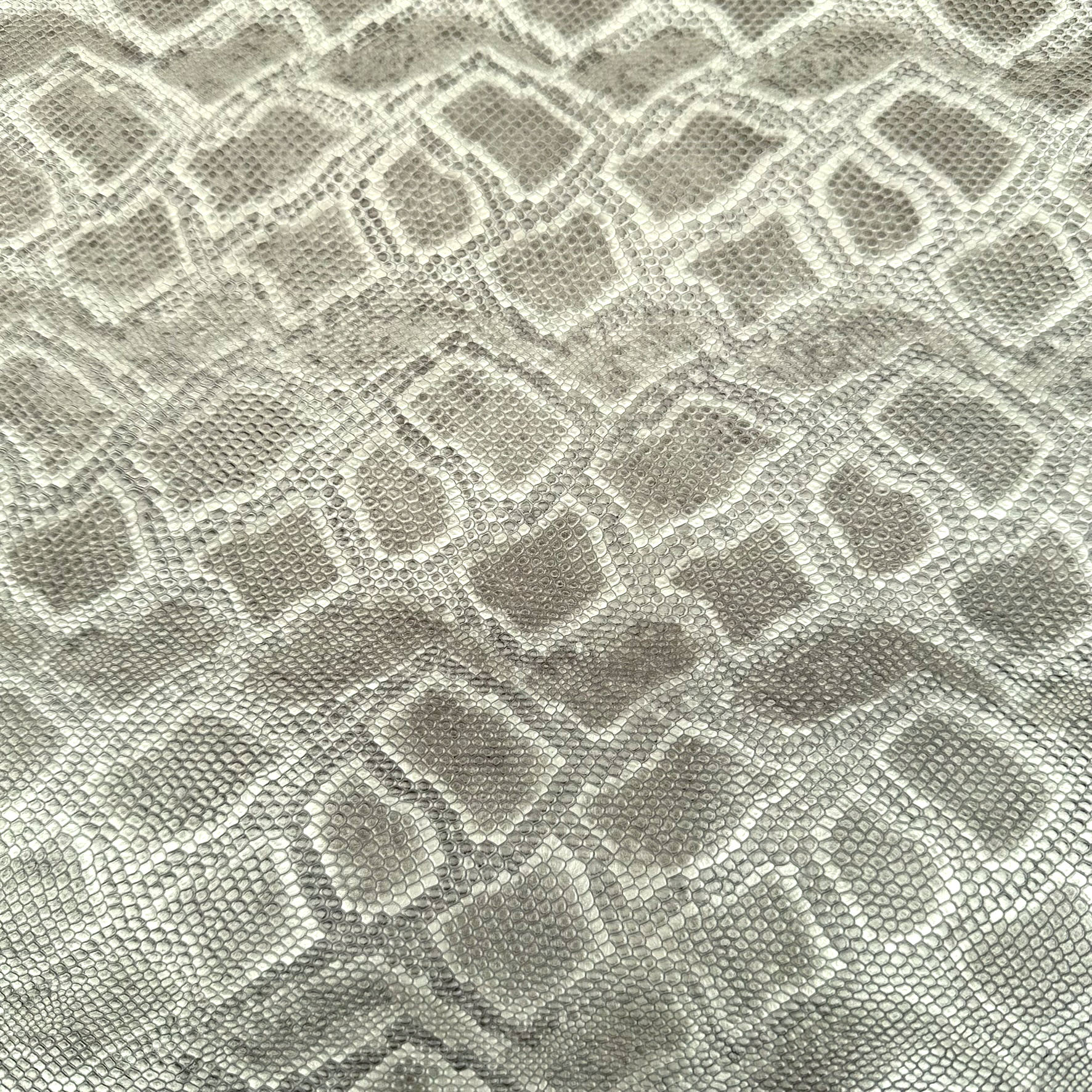 Schuh- & Taschenleder „Python Grau-Weiß“ – Rindleder mit 3D-Reptilprägung & Metallic-Schimmer