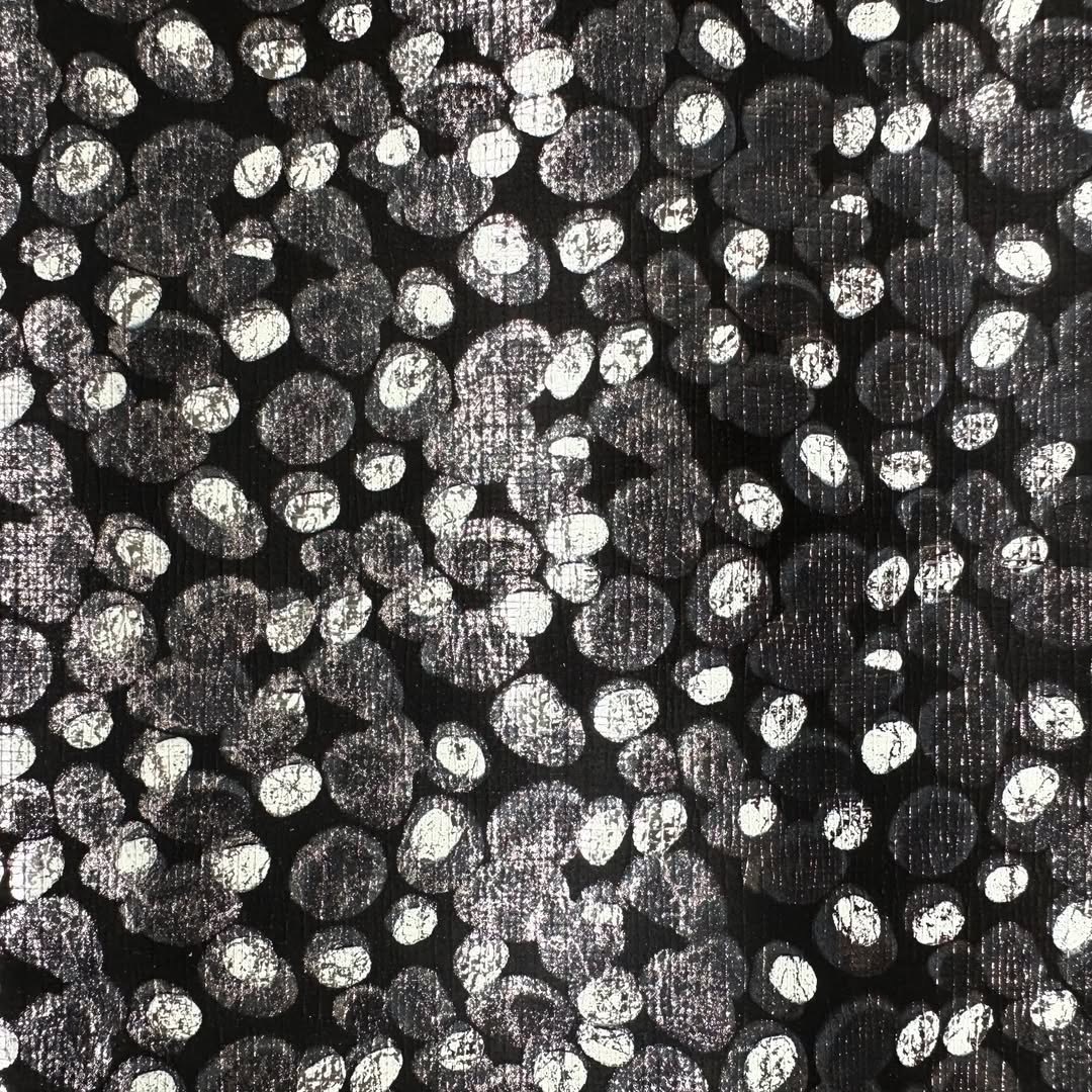 Schuh- & Taschenleder „Weiße Punkte“ – Lammleder mit Folierung und Prägung mit Akzenten in Silber-Metallic