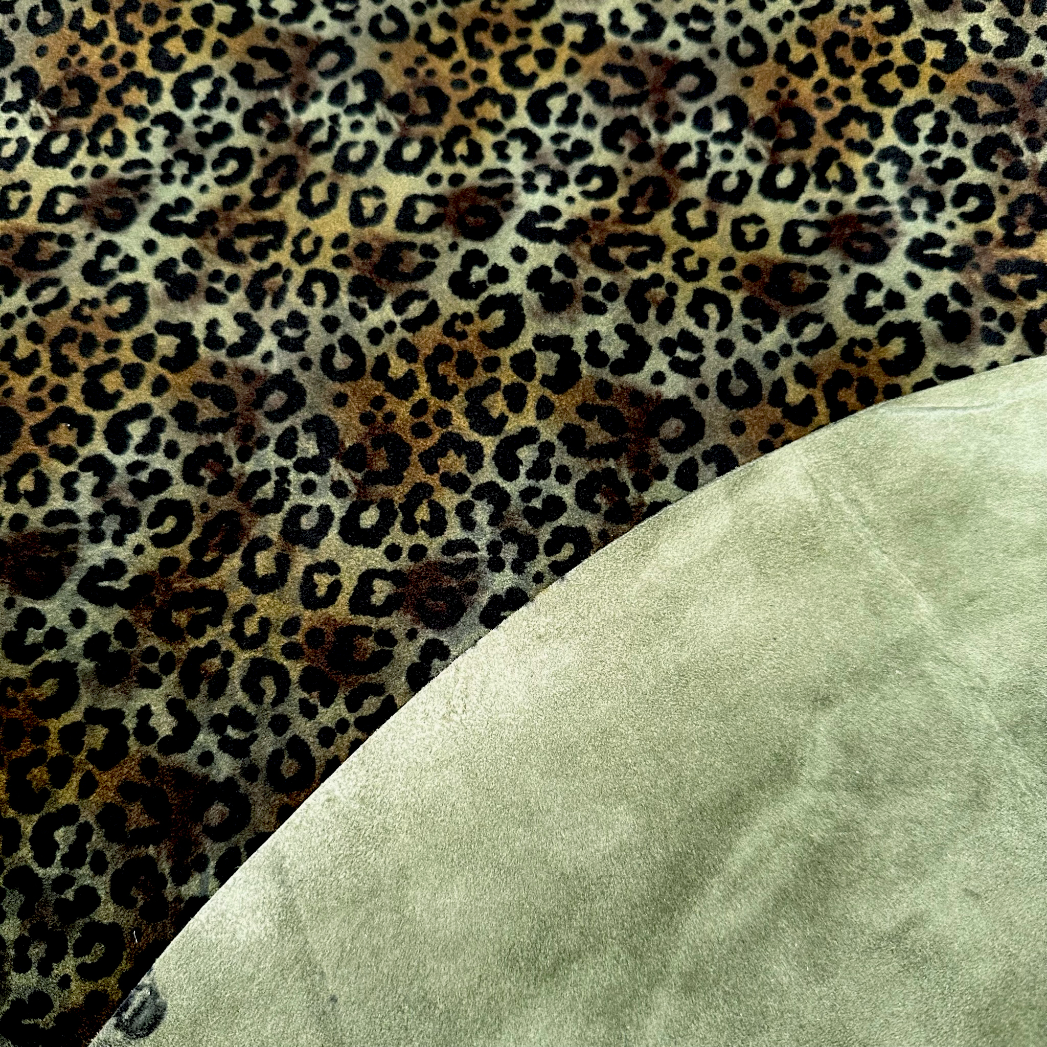 Schuh- & Taschenleder „Leopard Olivgrün Velour“ – Veloursleder mit Leoprint  in Grün