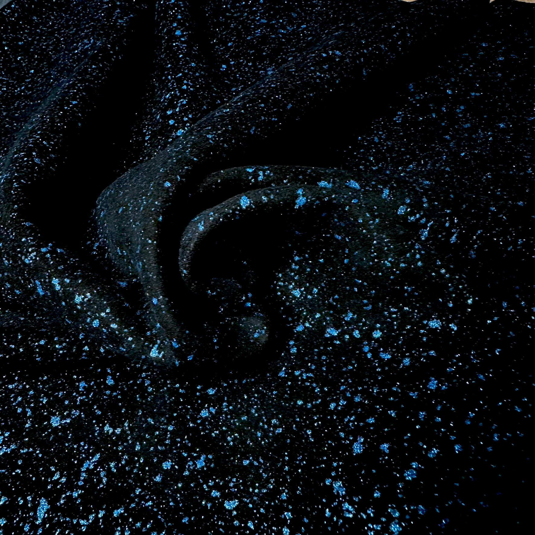 Schuh- & Taschenleder „Blauer Glitteruniversum“ – Schwarzes Lammleder mit Glitter in Blau-Metallic 