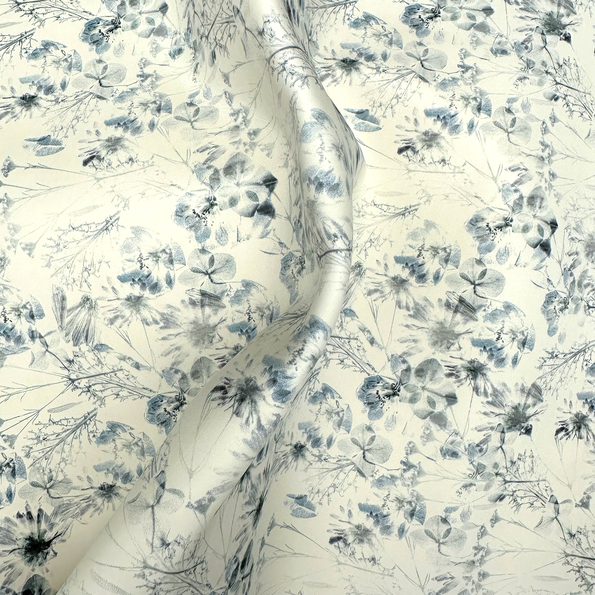 Schuh- & Taschenleder „Aquarellblüten Blau“ – Ziegenleder mit floraler Pastellbedruckung im Pastellblau