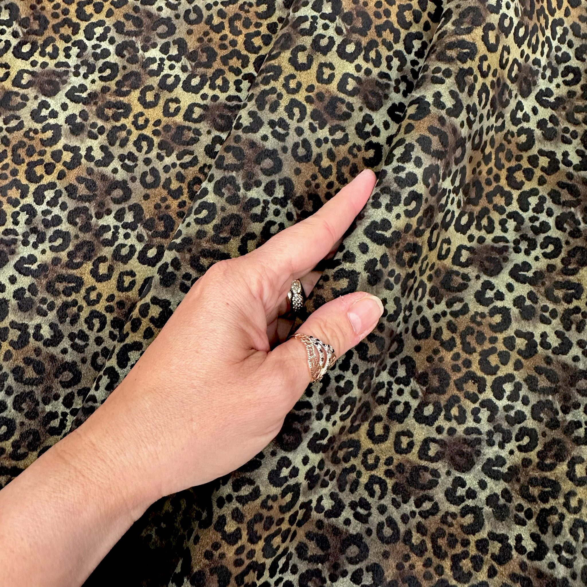 Schuh- & Taschenleder „Leopard Olivgrün Velour“ – Veloursleder mit Leoprint  in Grün