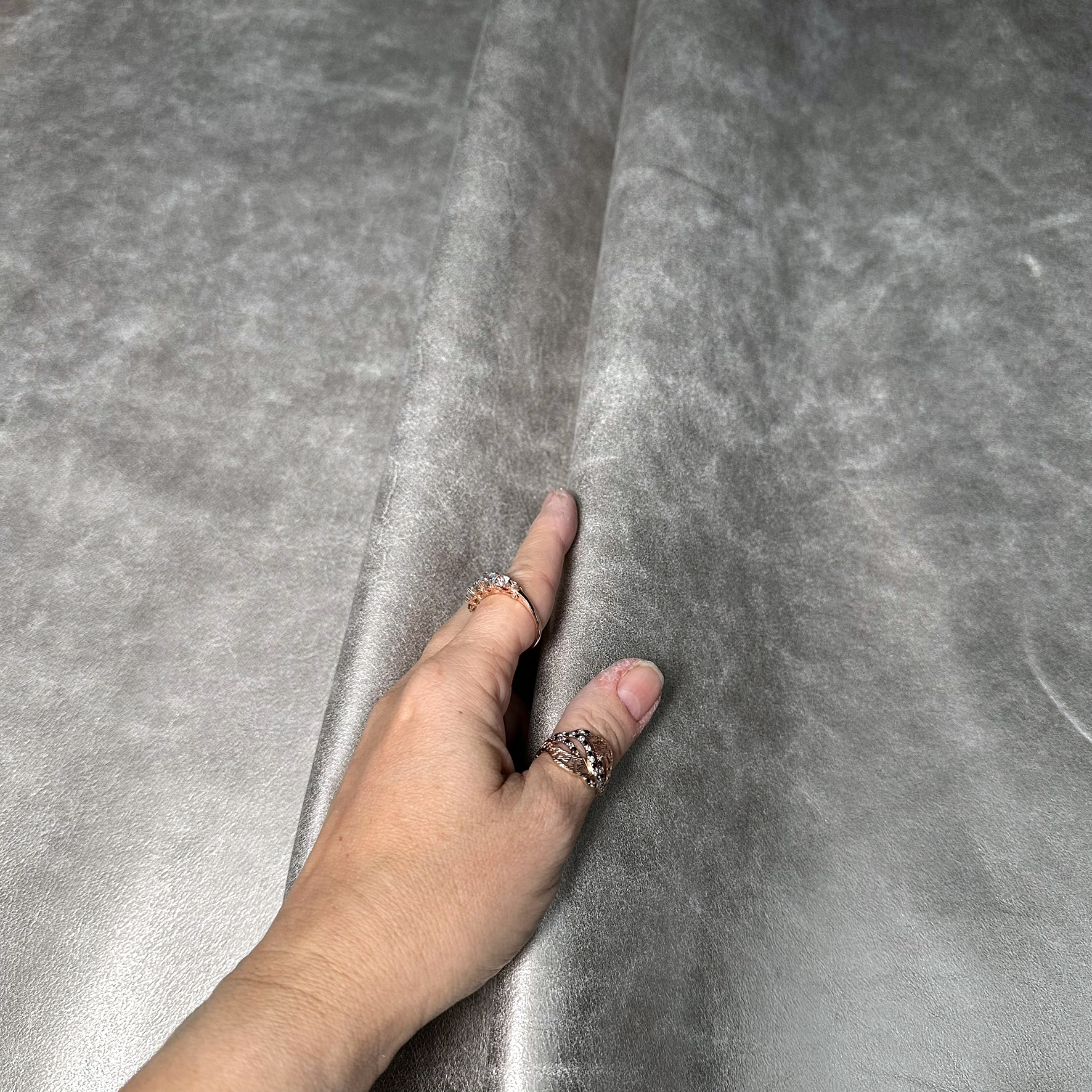 Schuh- & Taschenleder „Antiker Silberlook“ – Rindleder mit einer metallisch glänzenden Folierung  