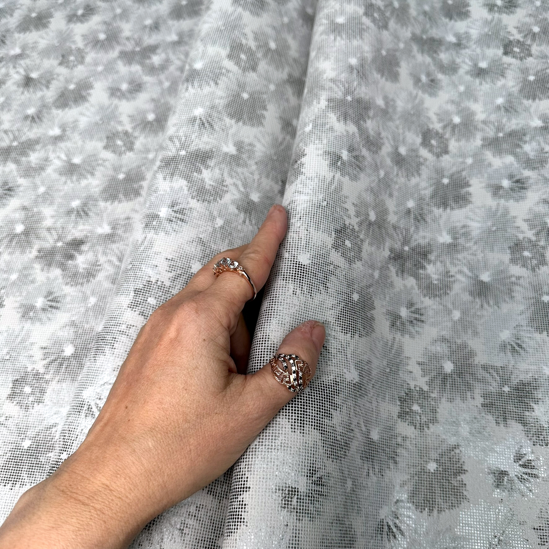 Schuh- & Taschenleder „Monochrome Blumen mit Silberglanz in Pixeloptik “ – Nubuk-Rindleder mit Folierung