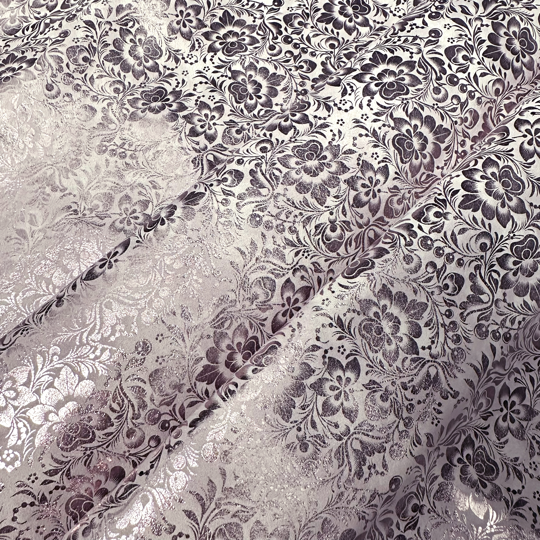 Schuh- & Taschenleder „Blumen mit metallischem Roséglanz auf Hellgrau“ – Rindleder mit Metallic-Folierung 