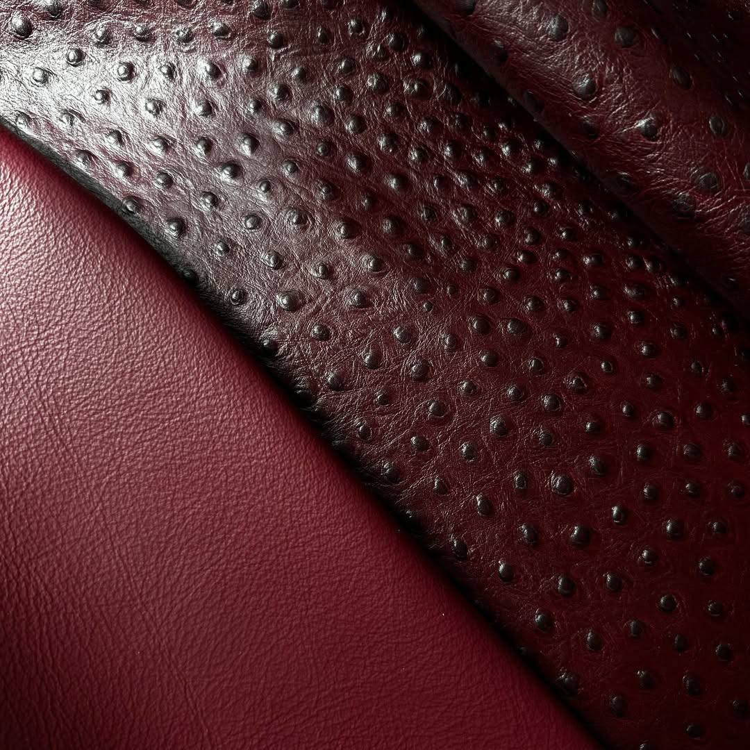 Schuh- & Taschenleder „Straußprägung Bordeaux“ – Rindleder in Straußenoptik