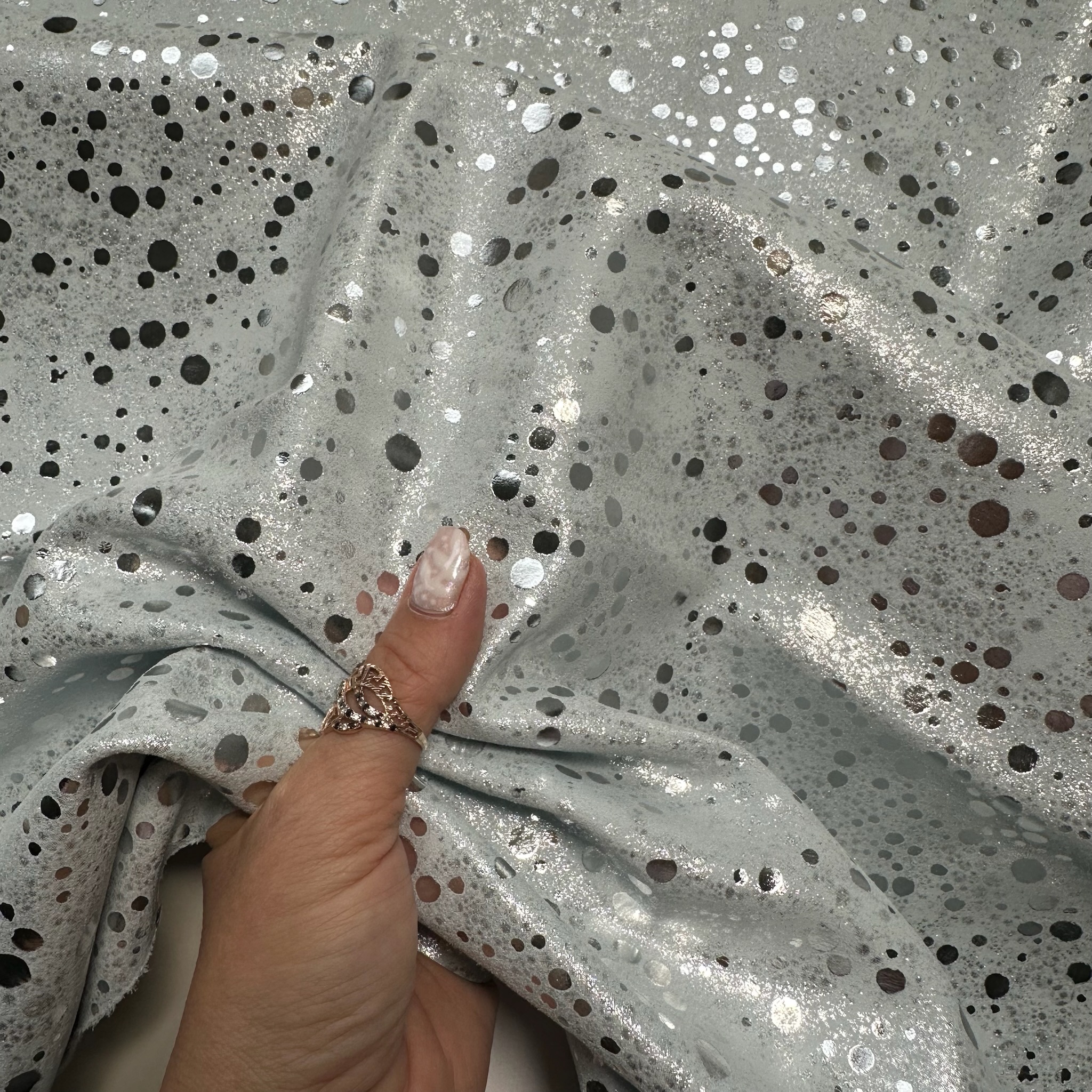 Schuh- & Taschenleder „Punkte in Silber auf Hellgrau“ – Rindleder mit Metallic-Folierung