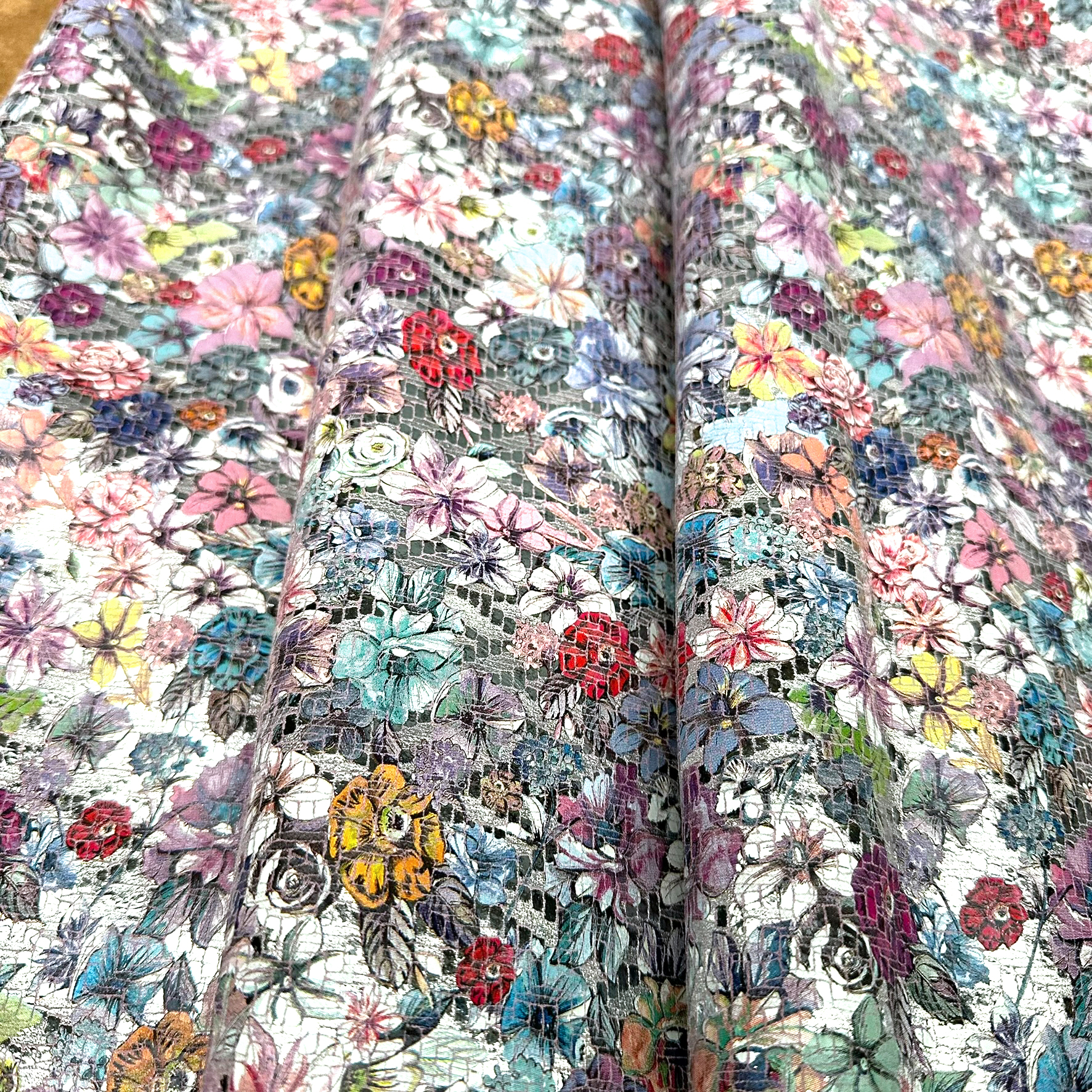 Schuh- & Taschenleder „Blumenmeer Multicolor mit Silberakzenten“ – Rindleder mit floraler Folierung in Mosaikoptik 