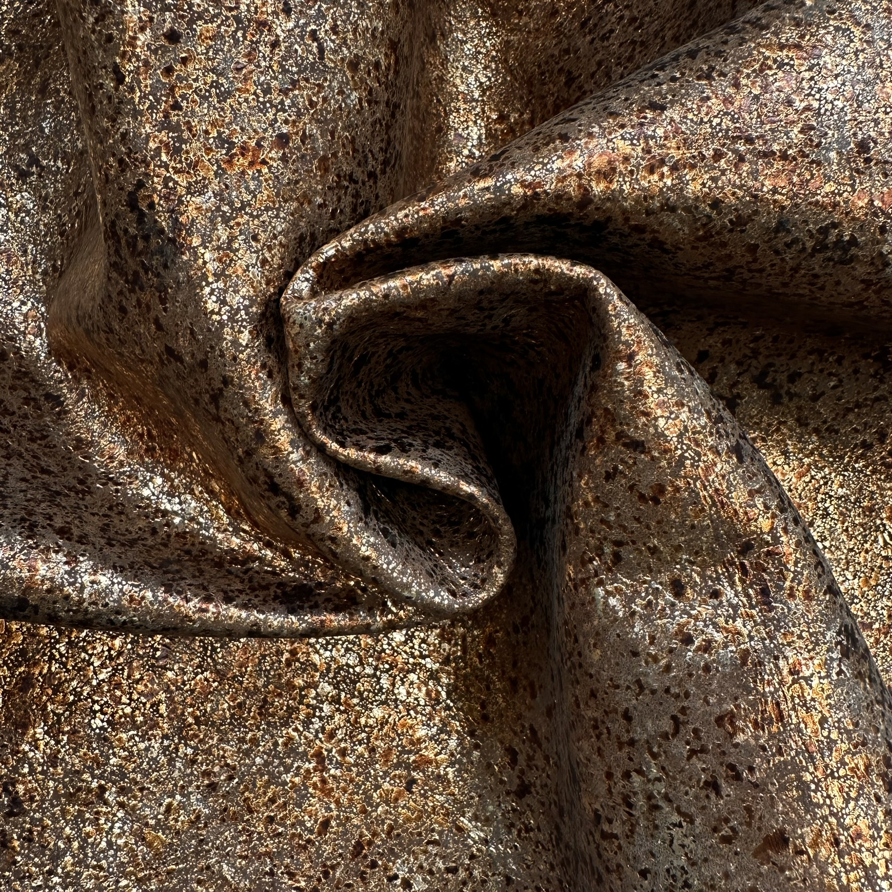 Schuh- & Taschenleder „Golden Marble Rust“ – Nubuk mit Goldfolierung und Marmoroptik