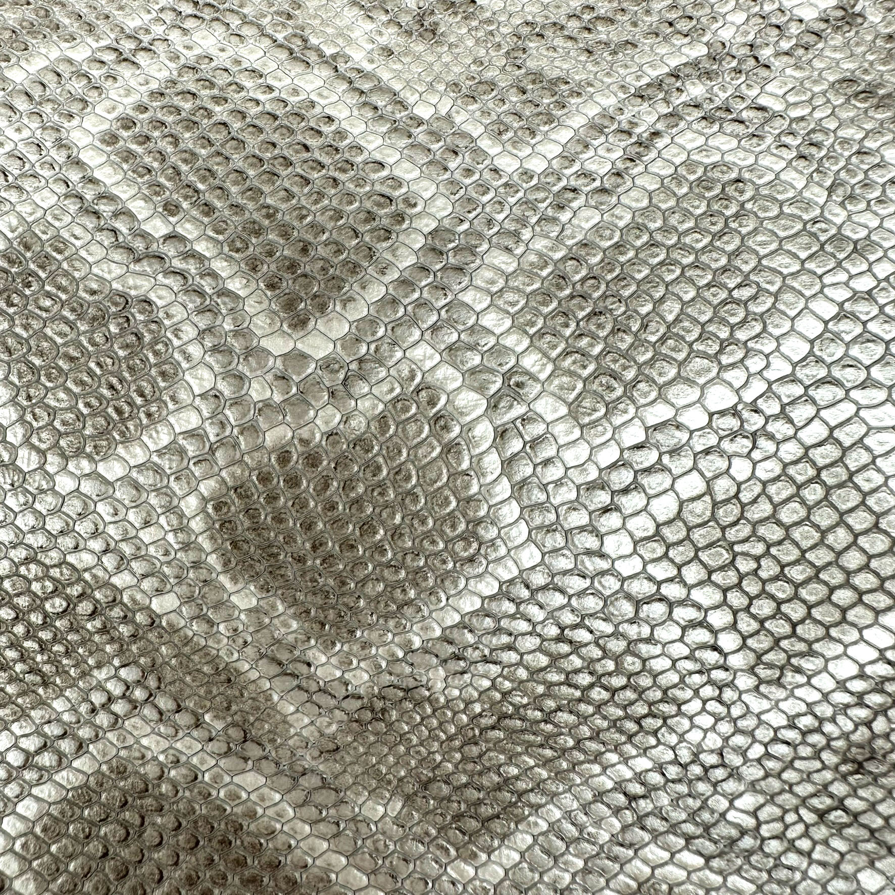 Schuh- & Taschenleder „Python Grau-Weiß“ – Rindleder mit 3D-Reptilprägung & Metallic-Schimmer