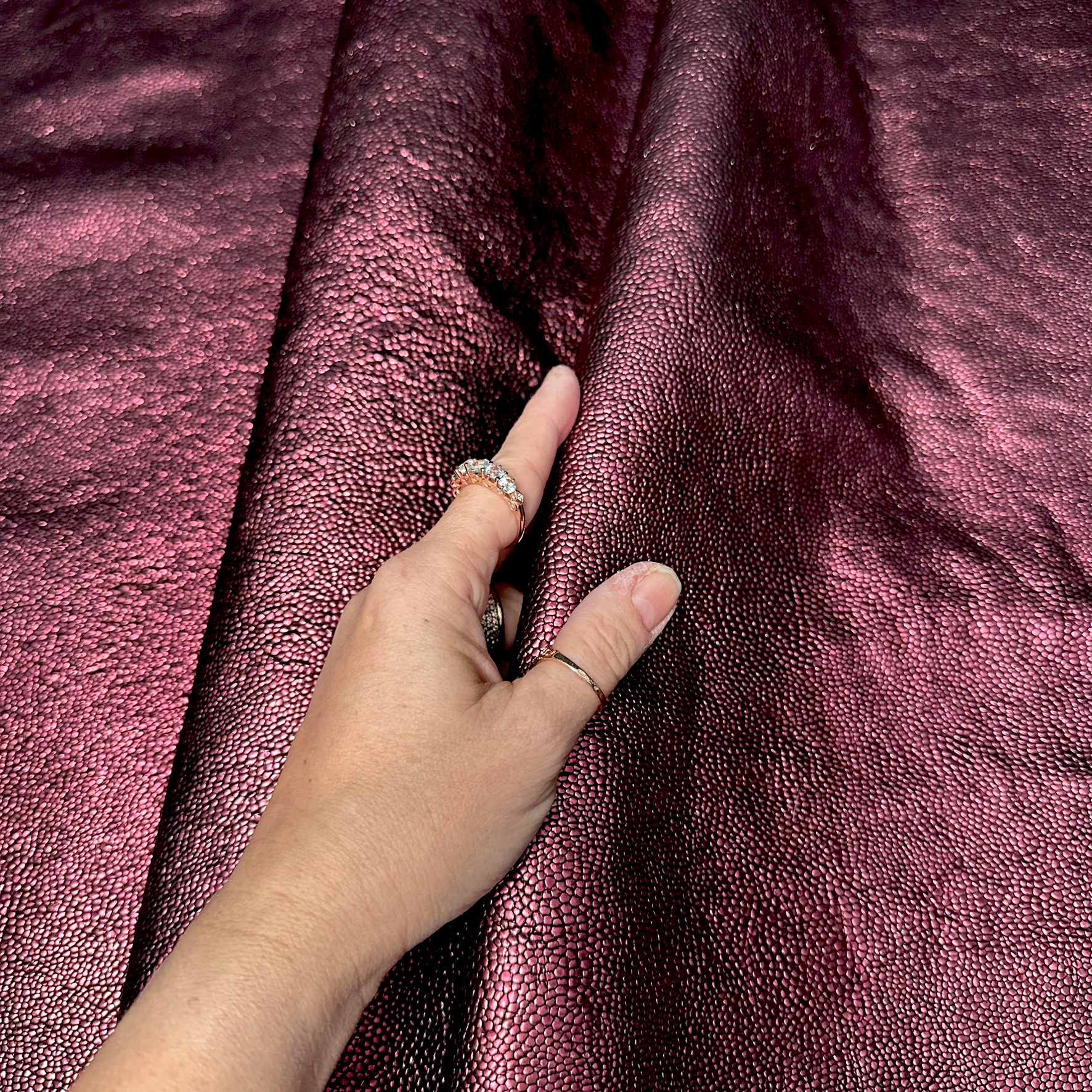 Schuh- & Taschenleder „Weinrot Metallic Noppe“ – Rindleder mit 3D-Noppenstruktur  