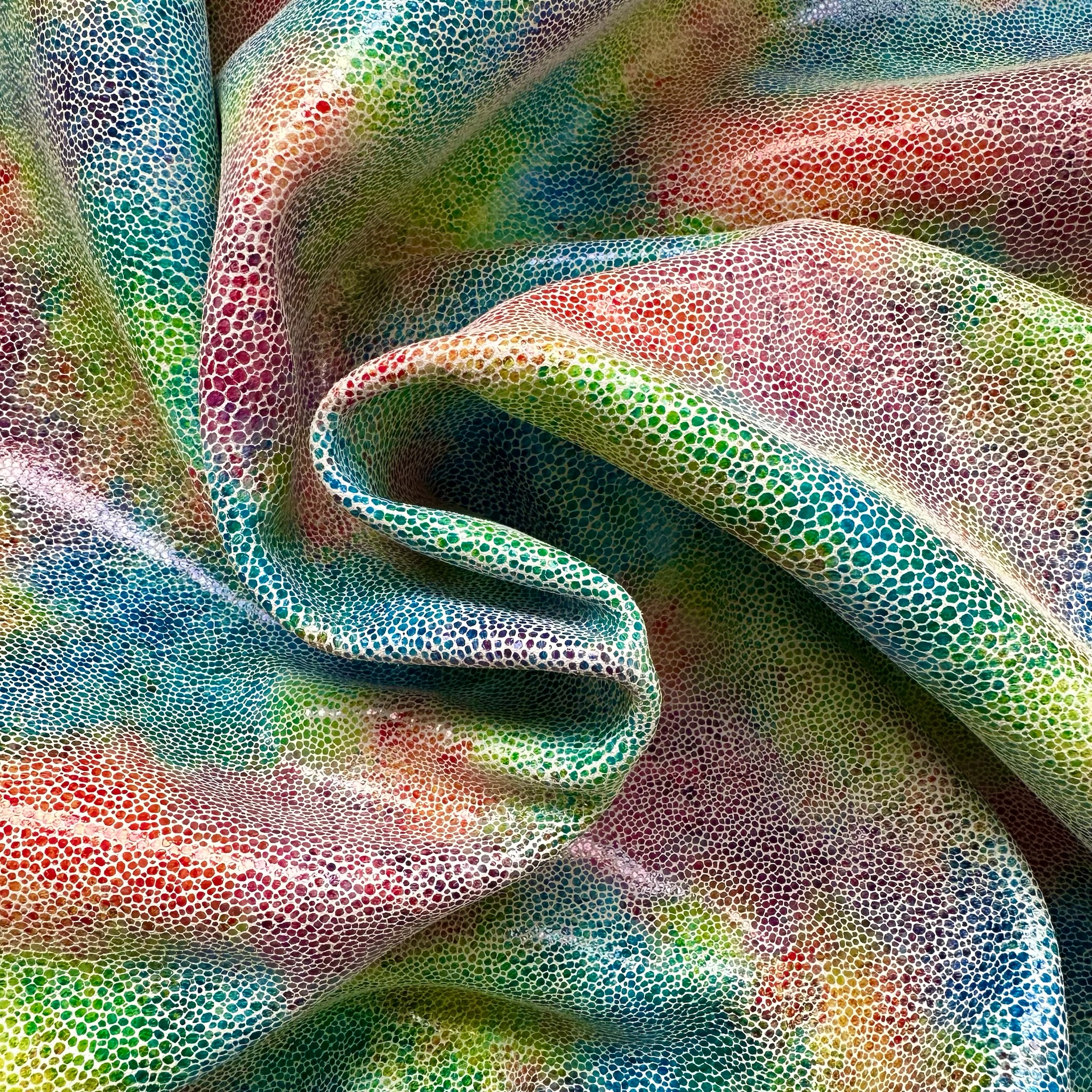 Schuh- & Taschenleder „Rainbow Dots“ – Buntes Rindleder mit Zellstruktur-Prägung