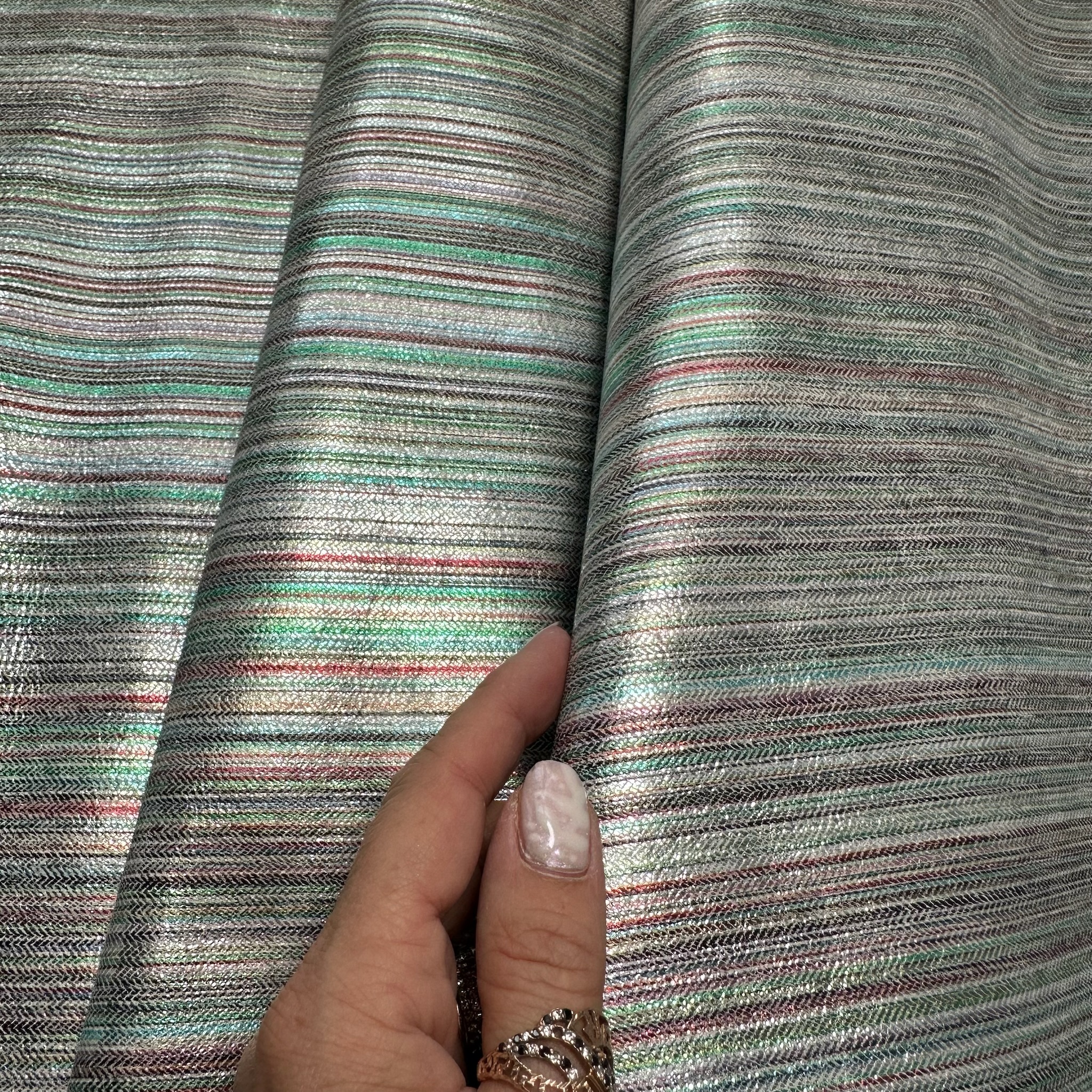 Schuh- & Taschenleder „Iridescent Lines“ – Rindleder mit schimmerndem Folieneffekt
