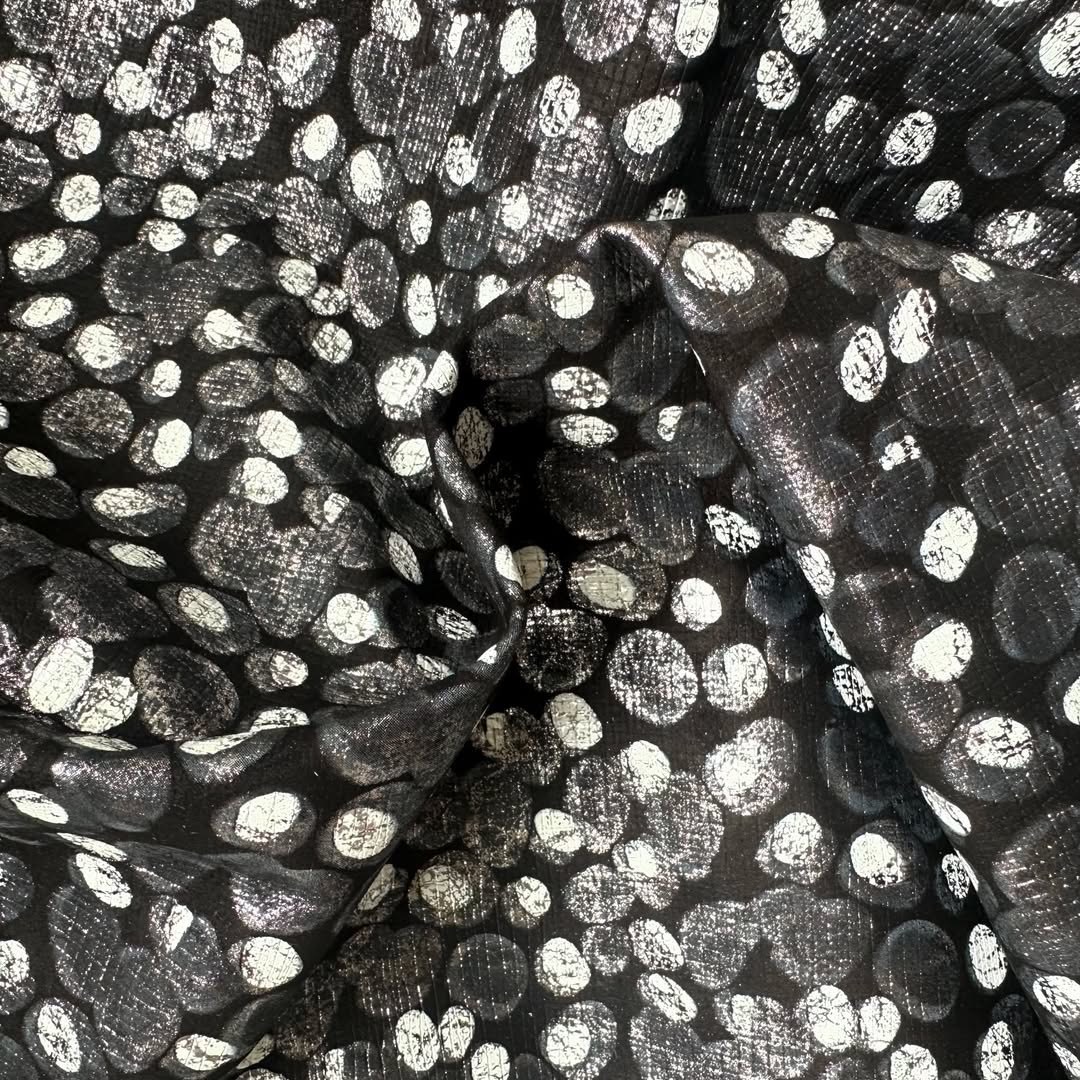 Schuh- & Taschenleder „Weiße Punkte“ – Lammleder mit Folierung und Prägung mit Akzenten in Silber-Metallic