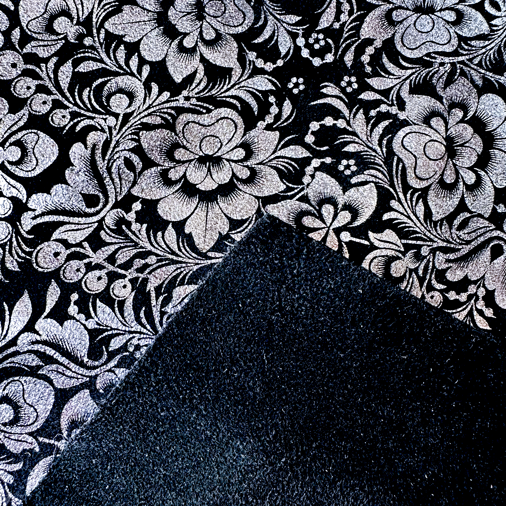Schuh- & Taschenleder „Blumen mit Silberglanz auf Schwarz“ – Rindleder mit Metallic-Folierung