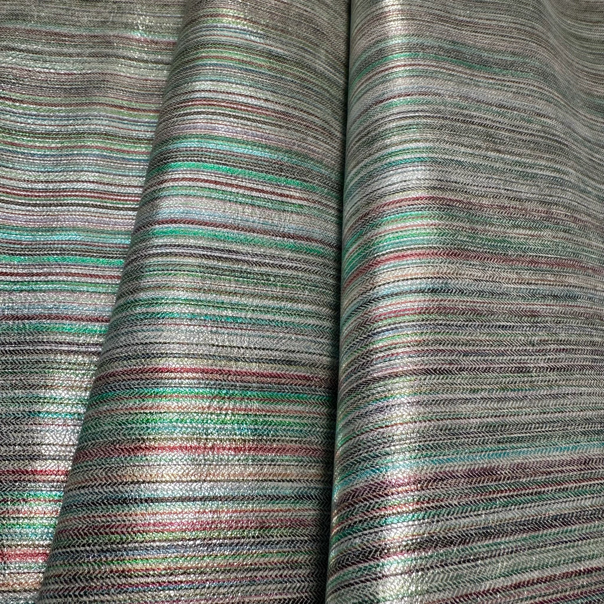 Schuh- & Taschenleder „Iridescent Lines“ – Rindleder mit schimmerndem Folieneffekt