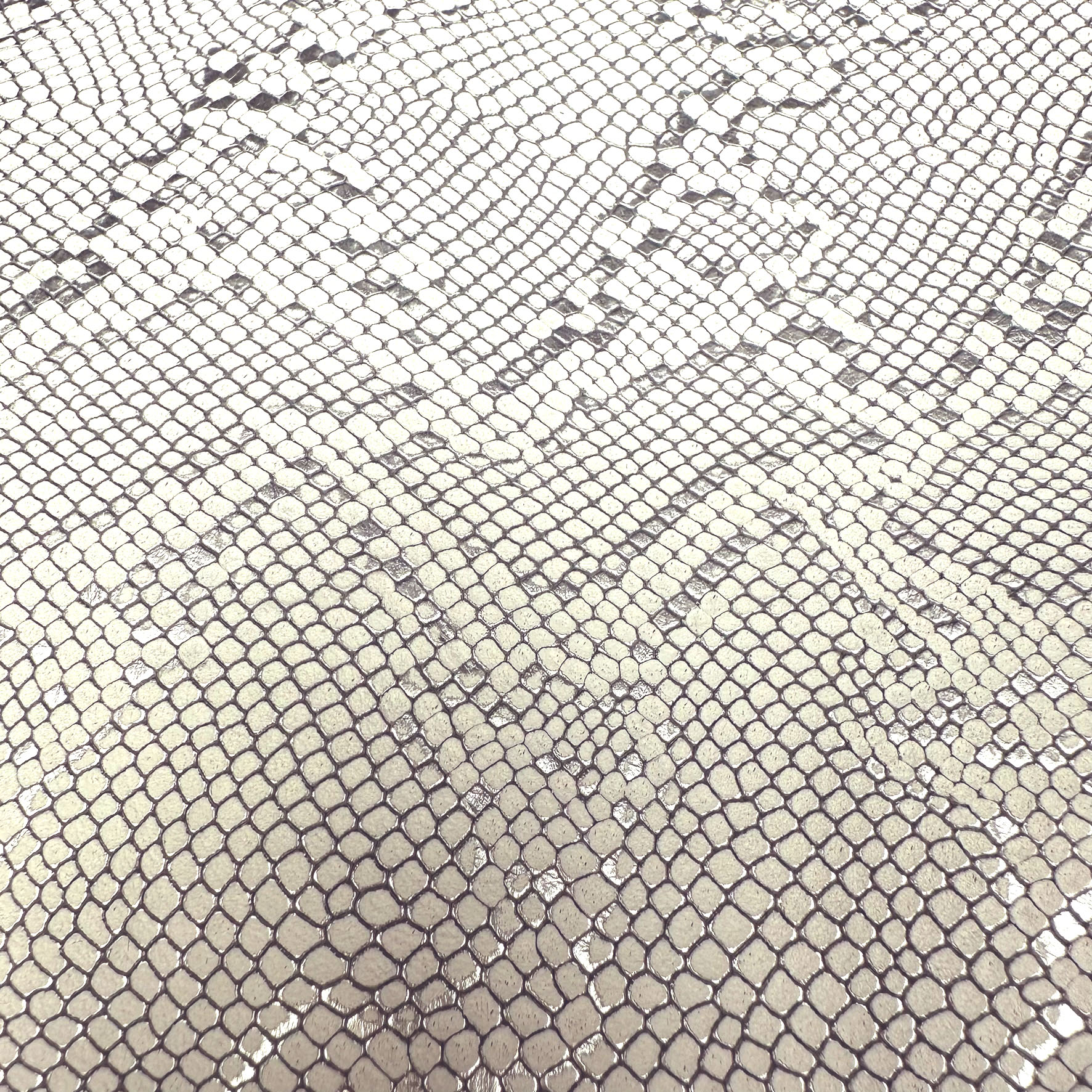 Schuh- & Taschenleder „Python Weiß mit Silberakzenten“ – Rindleder mit 3D-Reptilprägung & Metallic-Finish