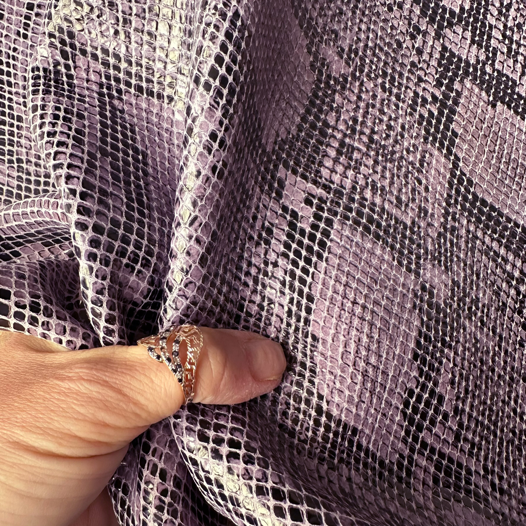 Schuh- & Taschenleder „Python Lila Glanz“ – Leder mit Schlangenmuster in einem hellen Lilaton