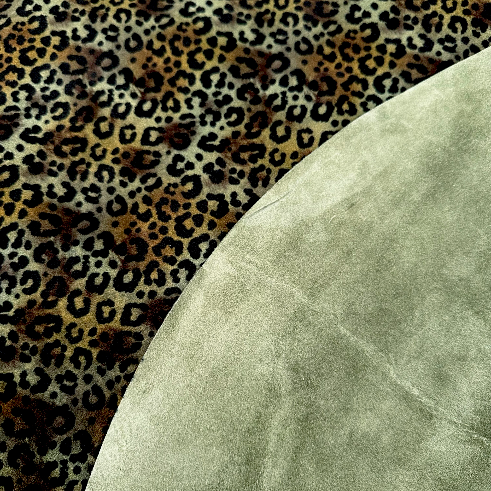 Schuh- & Taschenleder „Leopard Olivgrün Velour“ – Veloursleder mit Leoprint  in Grün