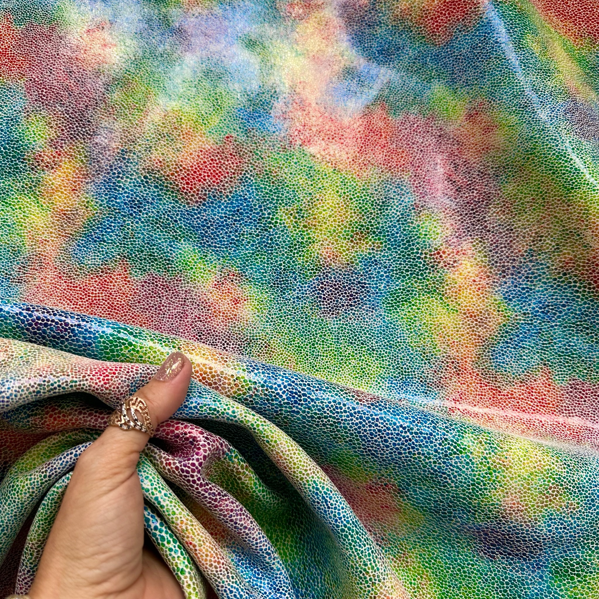 Schuh- & Taschenleder „Rainbow Dots“ – Buntes Rindleder mit Zellstruktur-Prägung