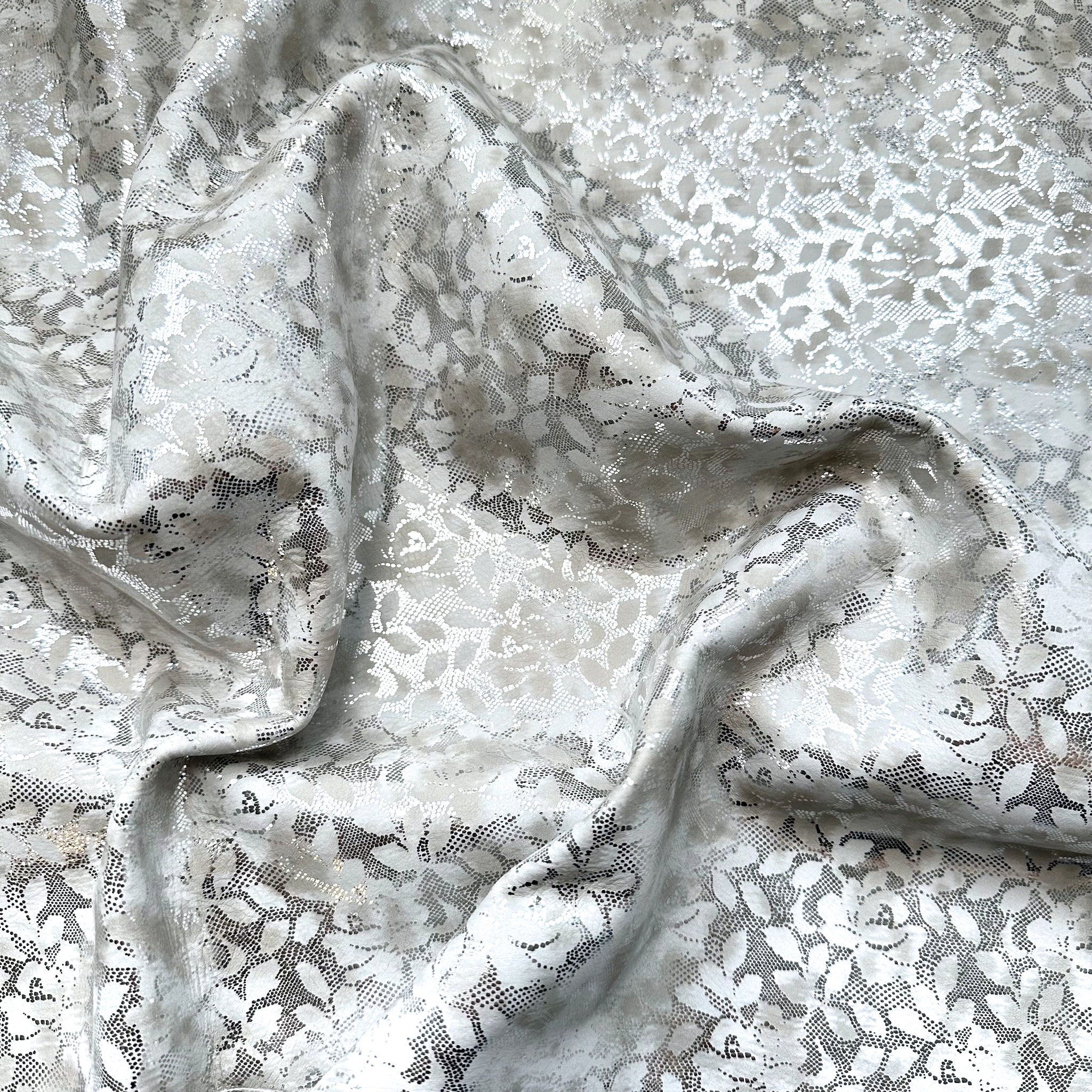 Schuh- & Taschenleder „Blumen mit Silberglanz“ – Rindleder mit Metallic-Folierung