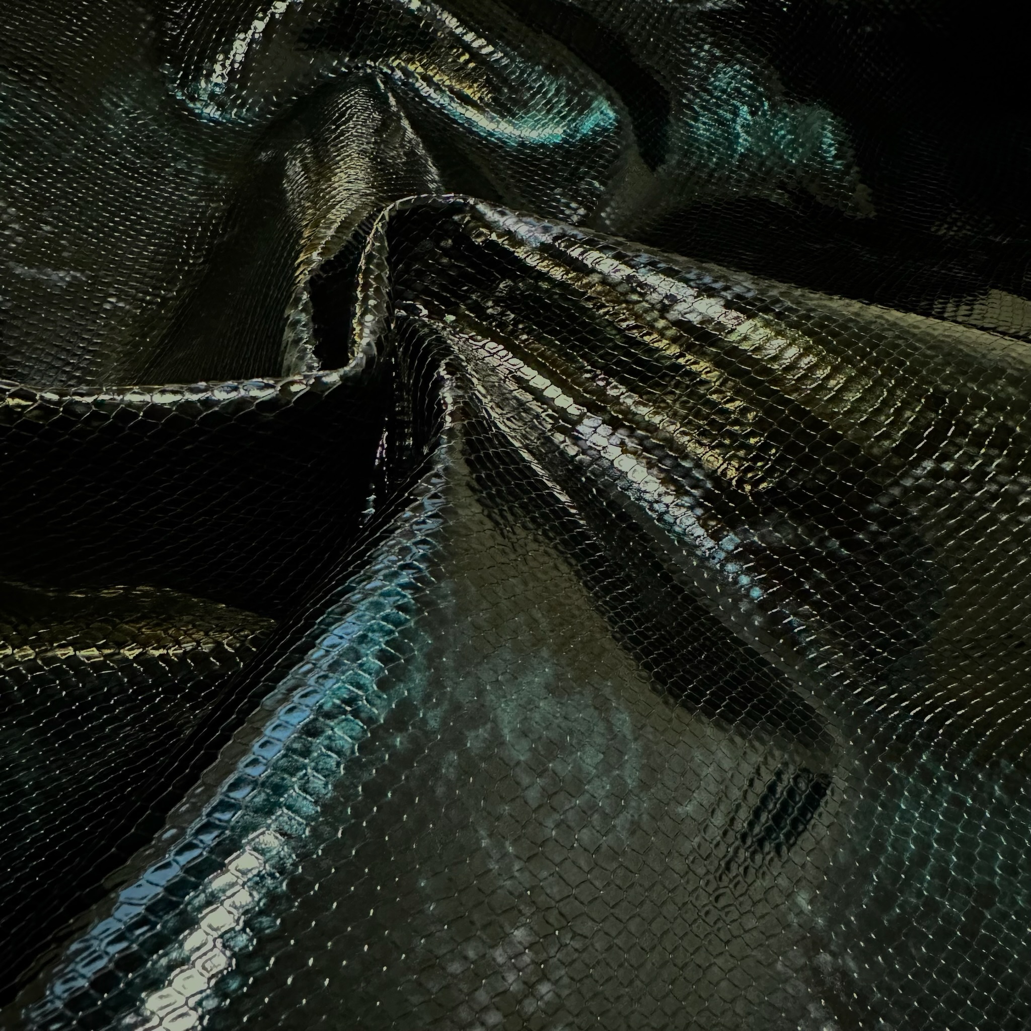 Schuh- & Taschenleder „Black Shine Python“ – Lackiertes Rindleder mit 3D-Prägung & Marmor-Effekt in Petrol