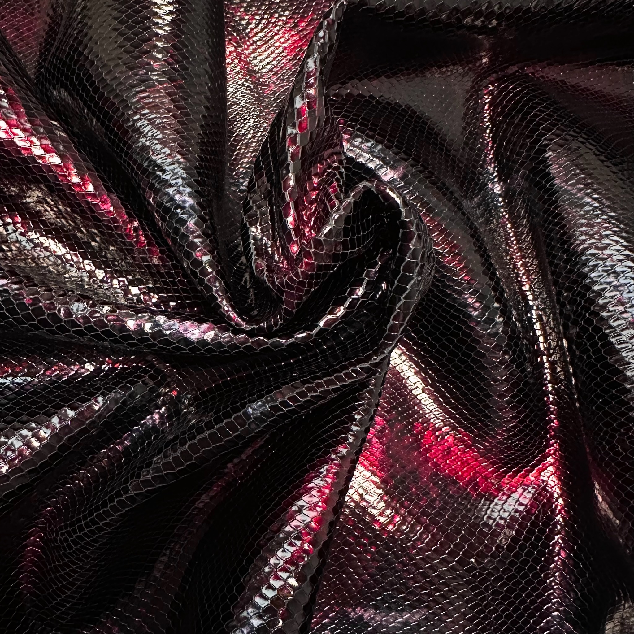 Schuh- & Taschenleder „Black Shine Python“ – Lackiertes Rindleder mit 3D-Prägung & Marmor-Effekt Bordeaux