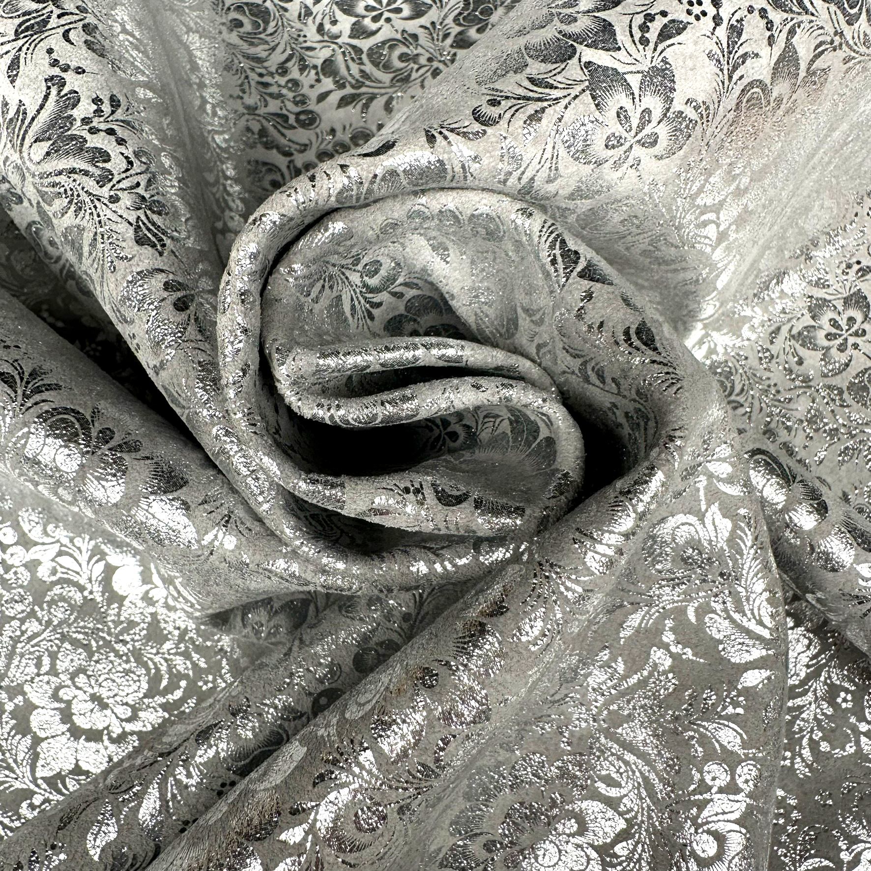 Schuh- & Taschenleder „Blumen mit Silberglanz auf Hellgrau“ – Rindleder mit Metallic-Folierung