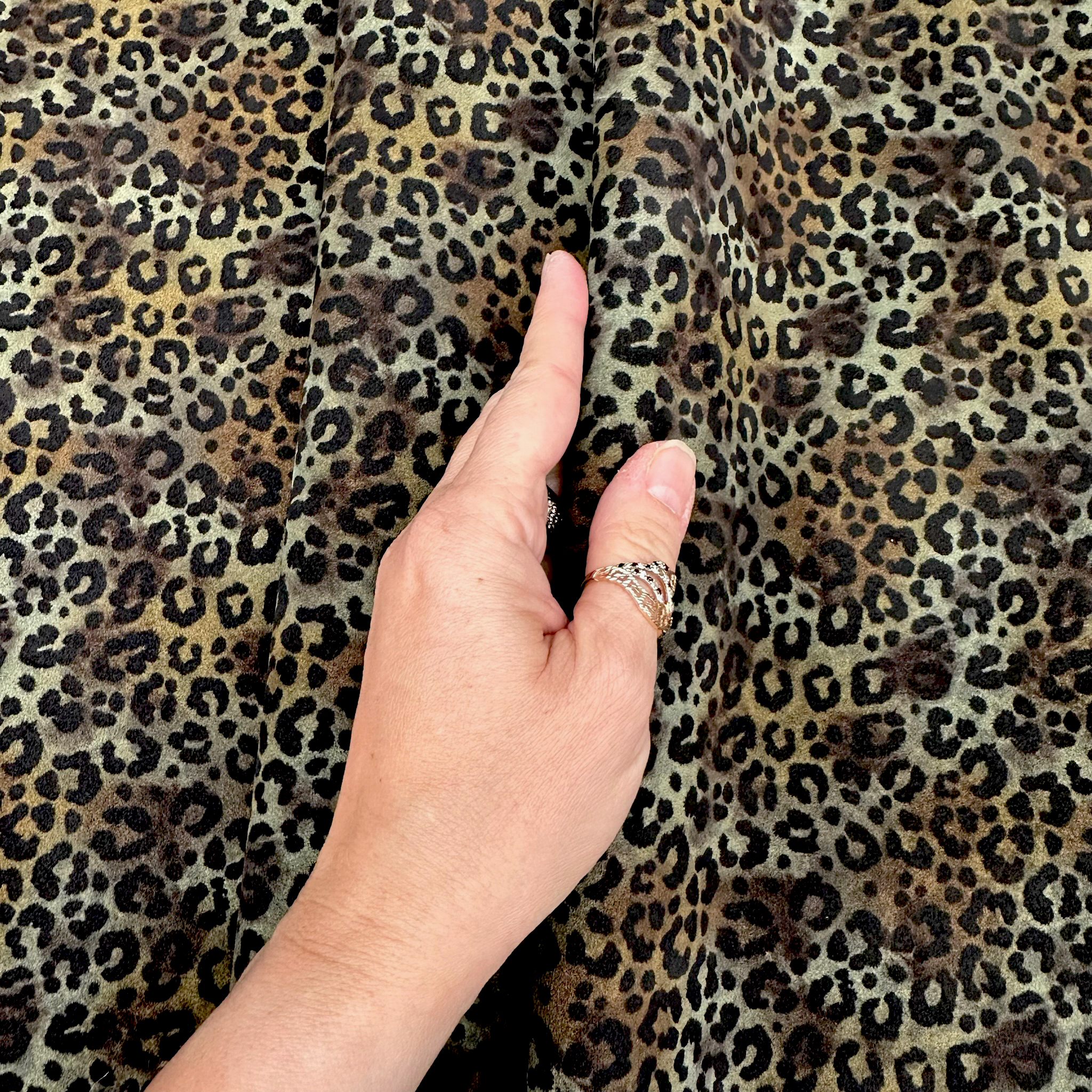 Schuh- & Taschenleder „Leopard Olivgrün Velour“ – Veloursleder mit Leoprint  in Grün