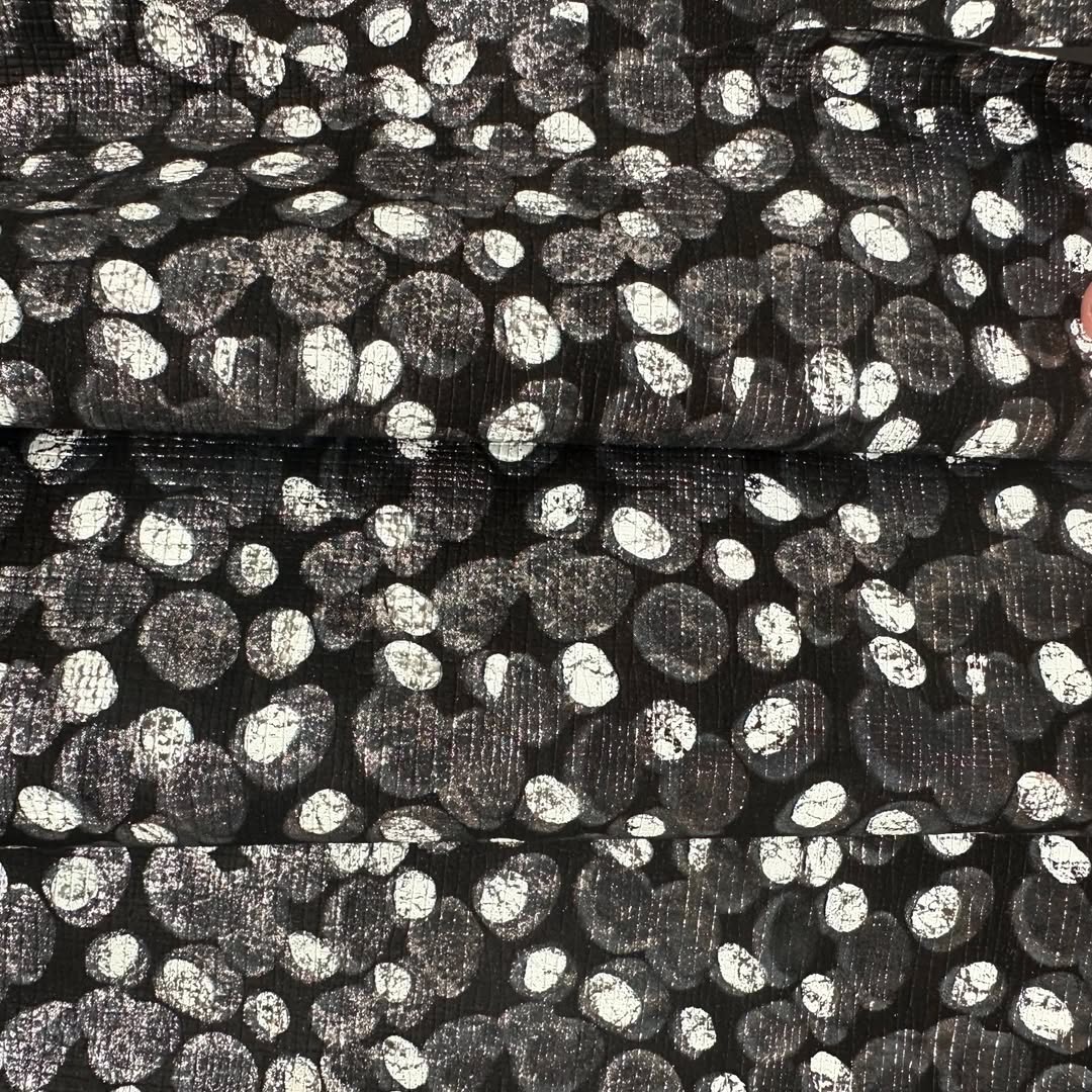 Schuh- & Taschenleder „Weiße Punkte“ – Lammleder mit Folierung und Prägung mit Akzenten in Silber-Metallic