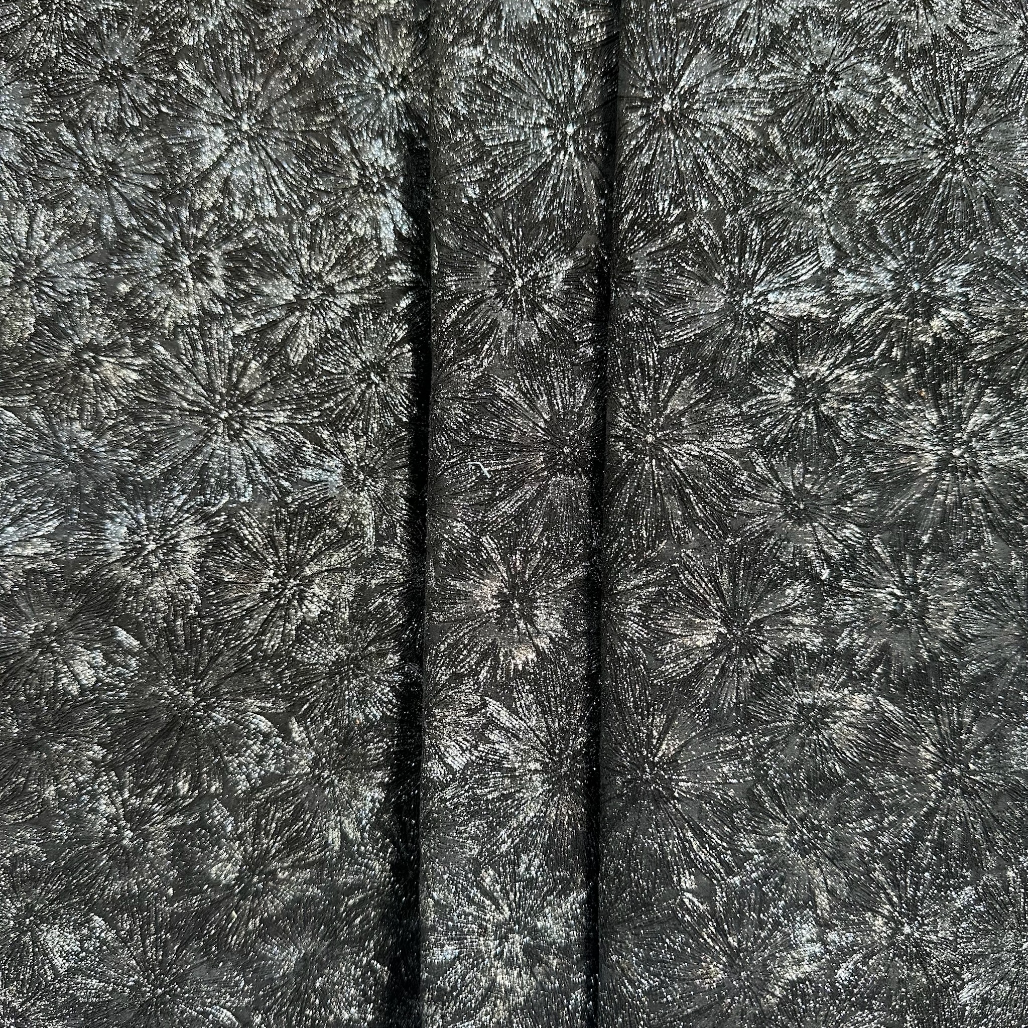 Schuh- & Taschenleder „Glitter Blüten Silber“ – Veloursleder mit 3D-Blütenprägung & Metallic-Marmorierung