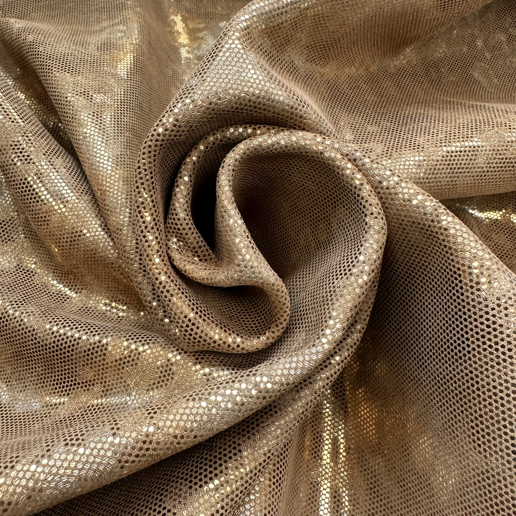 Schuh- & Taschenleder „Waben Goldbeige“ – Veloursleder mit Wabenprägung & Metallic-Finish