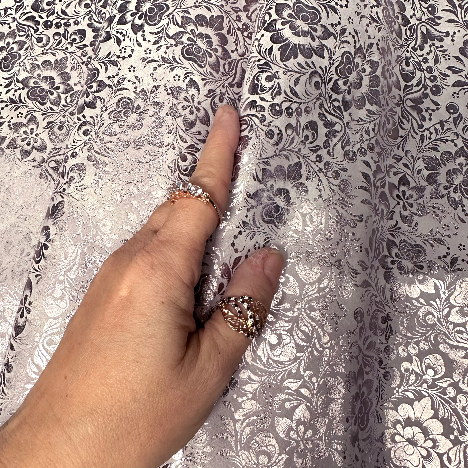 Schuh- & Taschenleder „Blumen mit metallischem Roséglanz auf Hellgrau“ – Rindleder mit Metallic-Folierung 