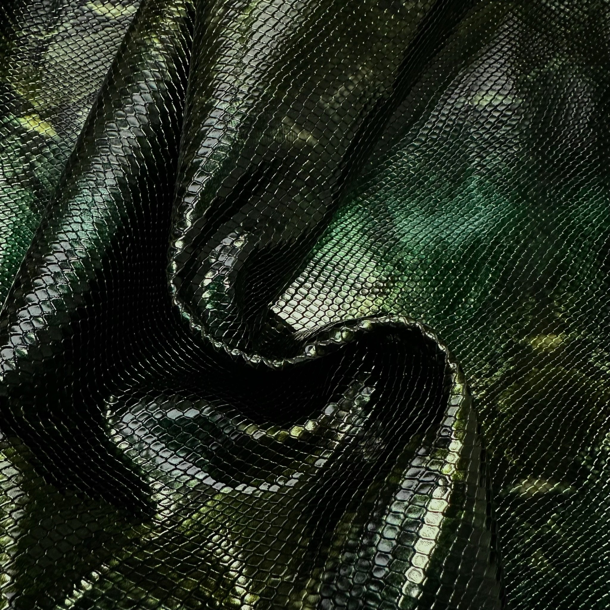 Schuh- & Taschenleder „Black Shine Python“ – Lackiertes Rindleder mit 3D-Prägung & Marmor-Effekt Smaragd grün