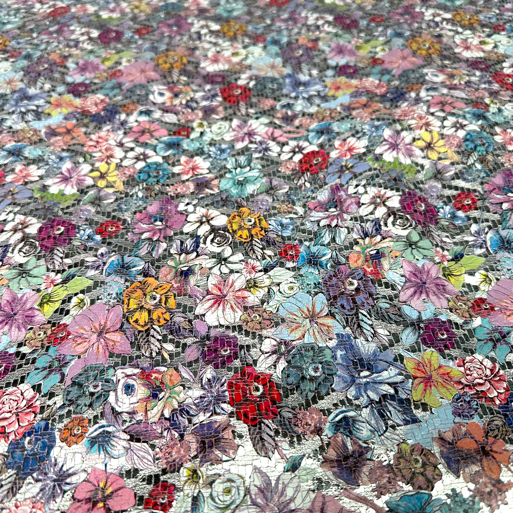 Schuh- & Taschenleder „Blumenmeer Multicolor mit Silberakzenten“ – Rindleder mit floraler Folierung in Mosaikoptik 