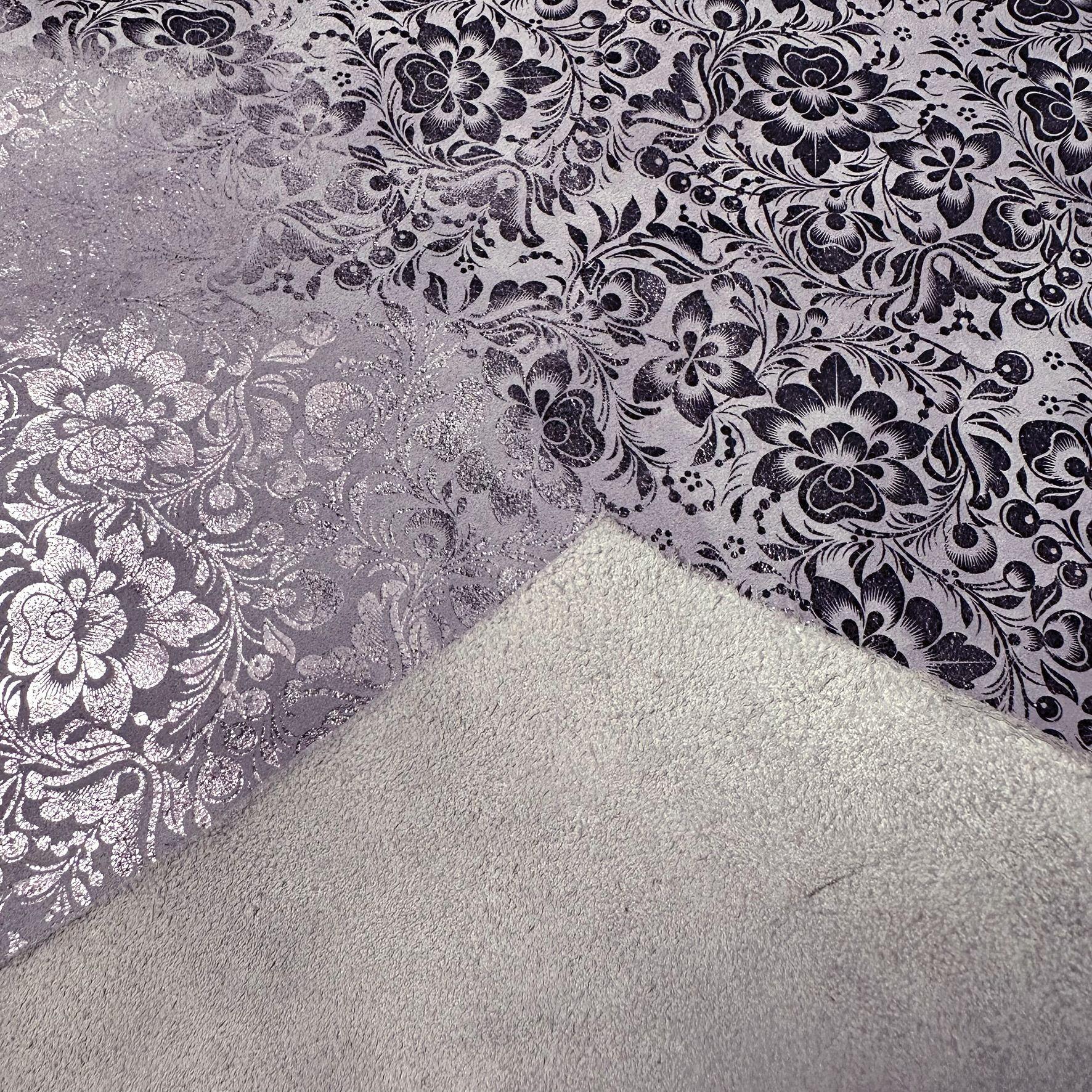 Schuh- & Taschenleder „Blumen mit metallischem Roséglanz auf Hellgrau“ – Rindleder mit Metallic-Folierung 