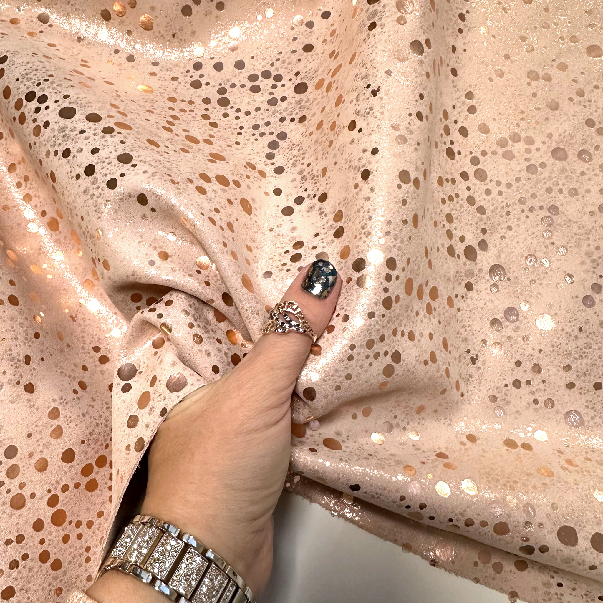 Schuh- & Taschenleder „Punkte Kupfer auf Nude (Hautfarbe)“ – Rindleder mit Metallic-Folierung