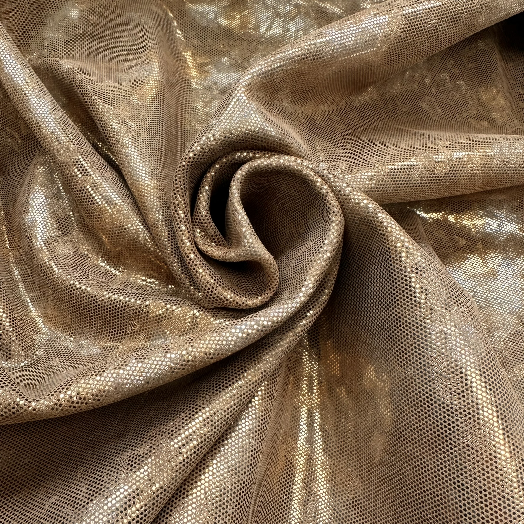 Schuh- & Taschenleder „Waben Goldbeige“ – Veloursleder mit Wabenprägung & Metallic-Finish