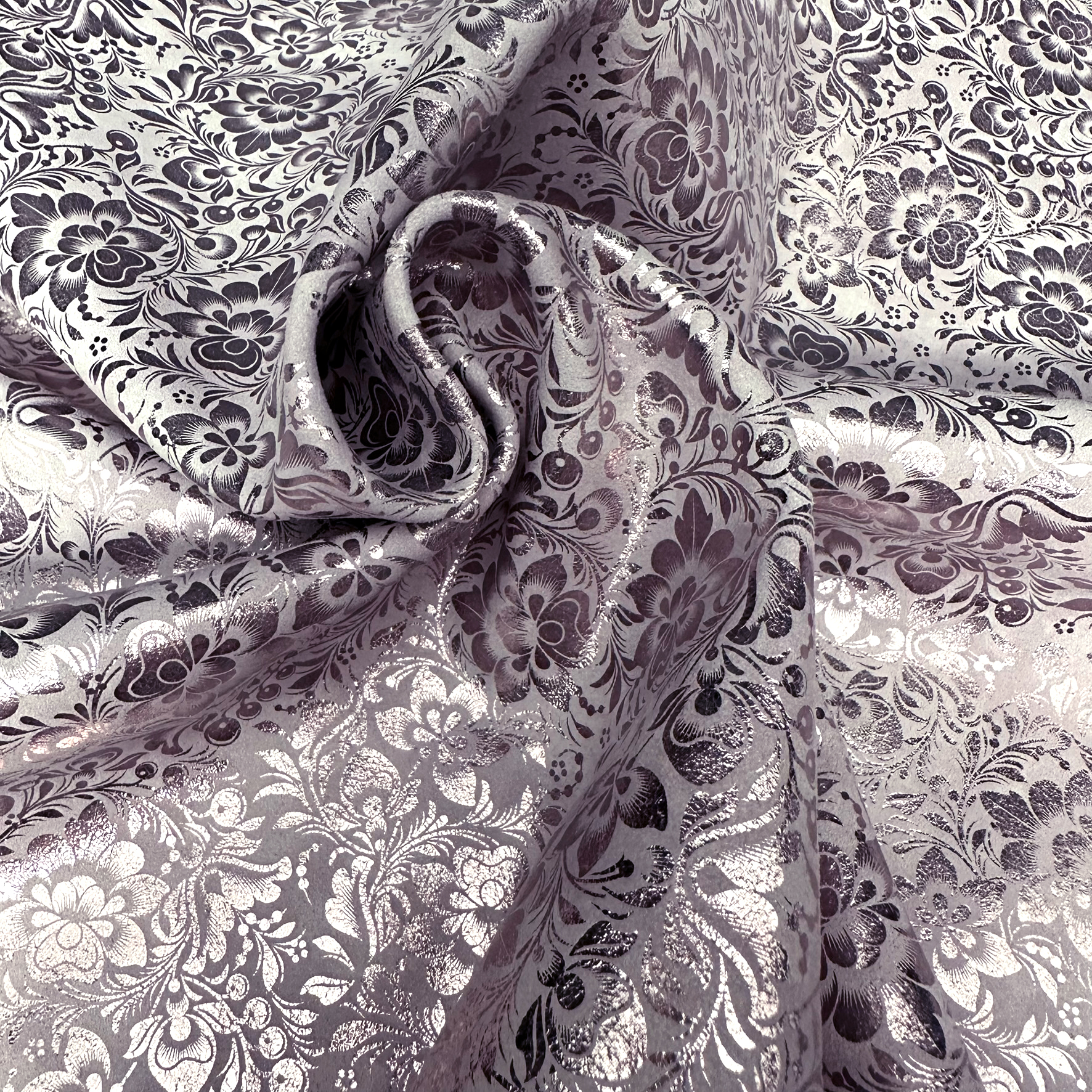 Schuh- & Taschenleder „Blumen mit metallischem Roséglanz auf Hellgrau“ – Rindleder mit Metallic-Folierung 