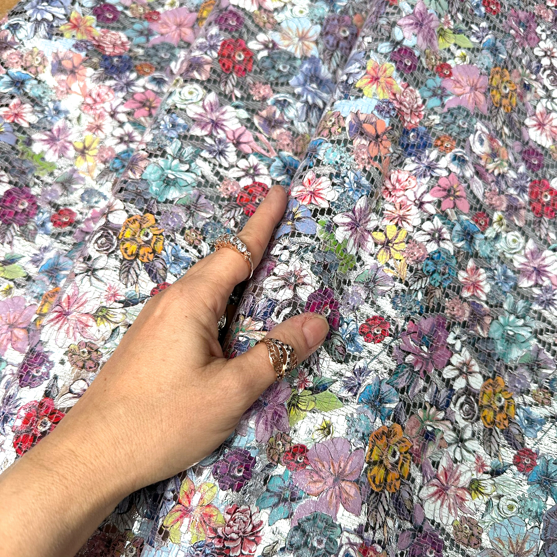 Schuh- & Taschenleder „Blumenmeer Multicolor mit Silberakzenten“ – Rindleder mit floraler Folierung in Mosaikoptik 