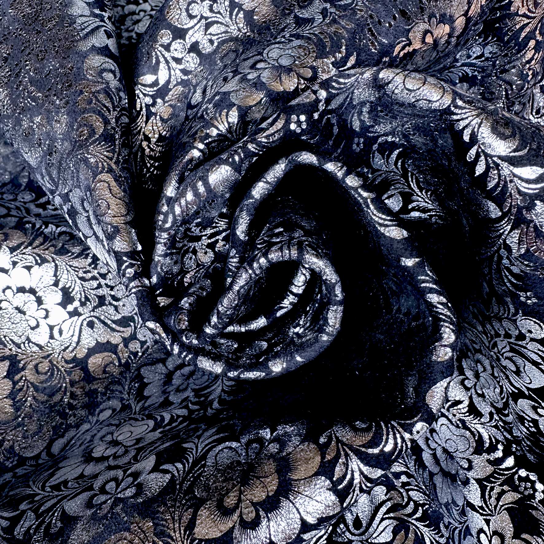 Schuh- & Taschenleder „Blumen mit Silberglanz auf Dunkelblau“ – Rindleder mit Metallic-Folierung