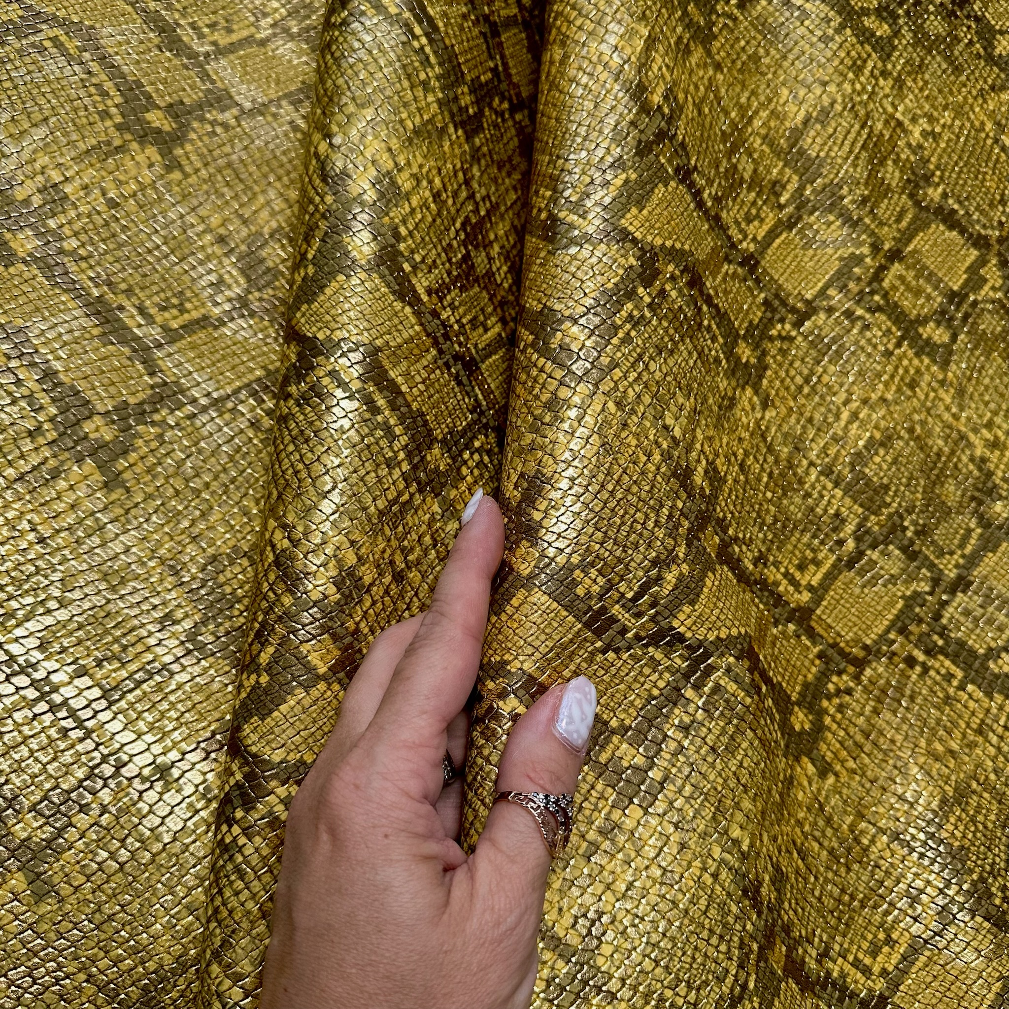 Schuh- & Taschenleder „Python Gold“ – Rindleder mit 3D-Reptilprägung & Metallic-Finish