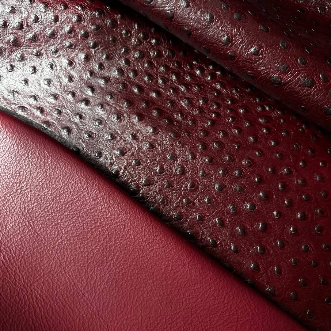Schuh- & Taschenleder „Straußprägung Bordeaux“ – Rindleder in Straußenoptik