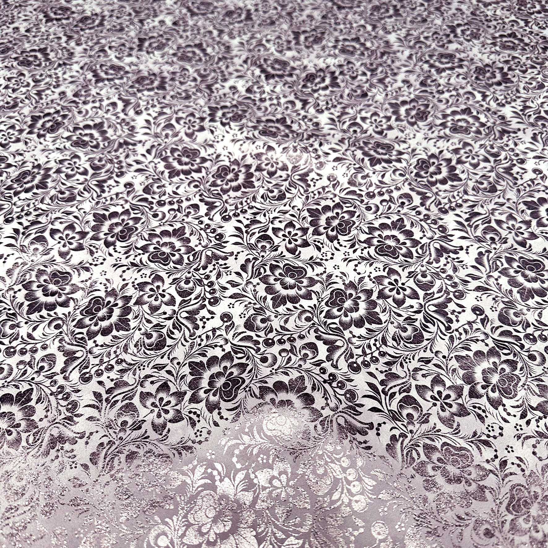 Schuh- & Taschenleder „Blumen mit metallischem Roséglanz auf Hellgrau“ – Rindleder mit Metallic-Folierung 