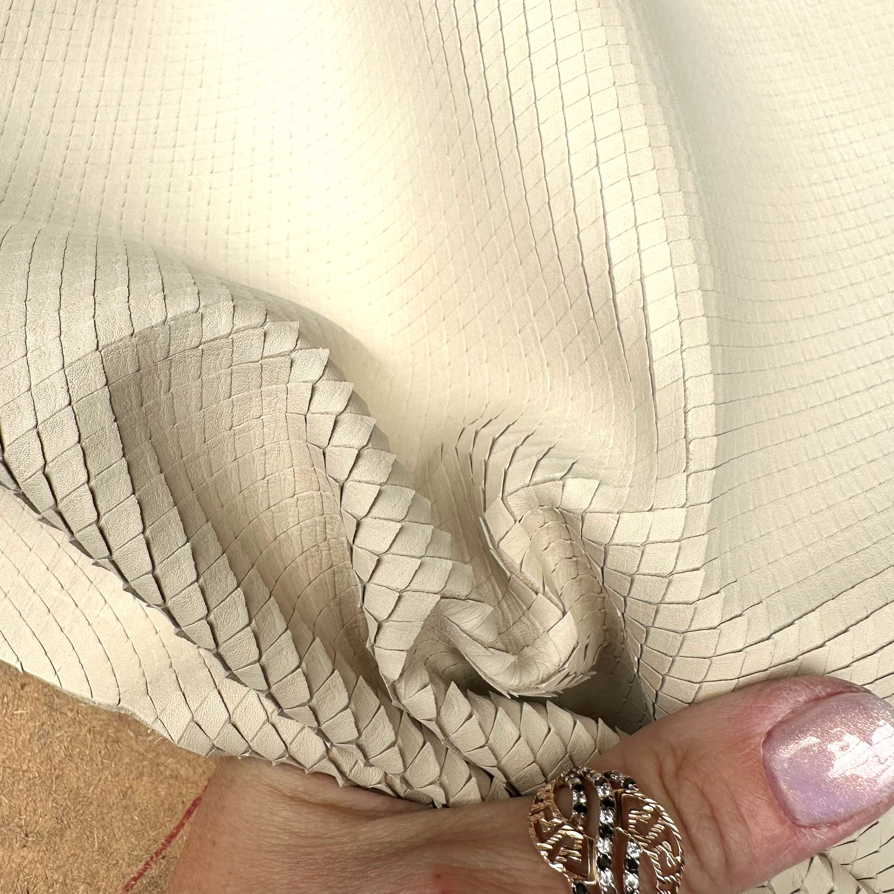 Schuh- & Taschenleder „Motion Diamond Ivory“ – Rindleder mit beweglicher Rautenstruktur